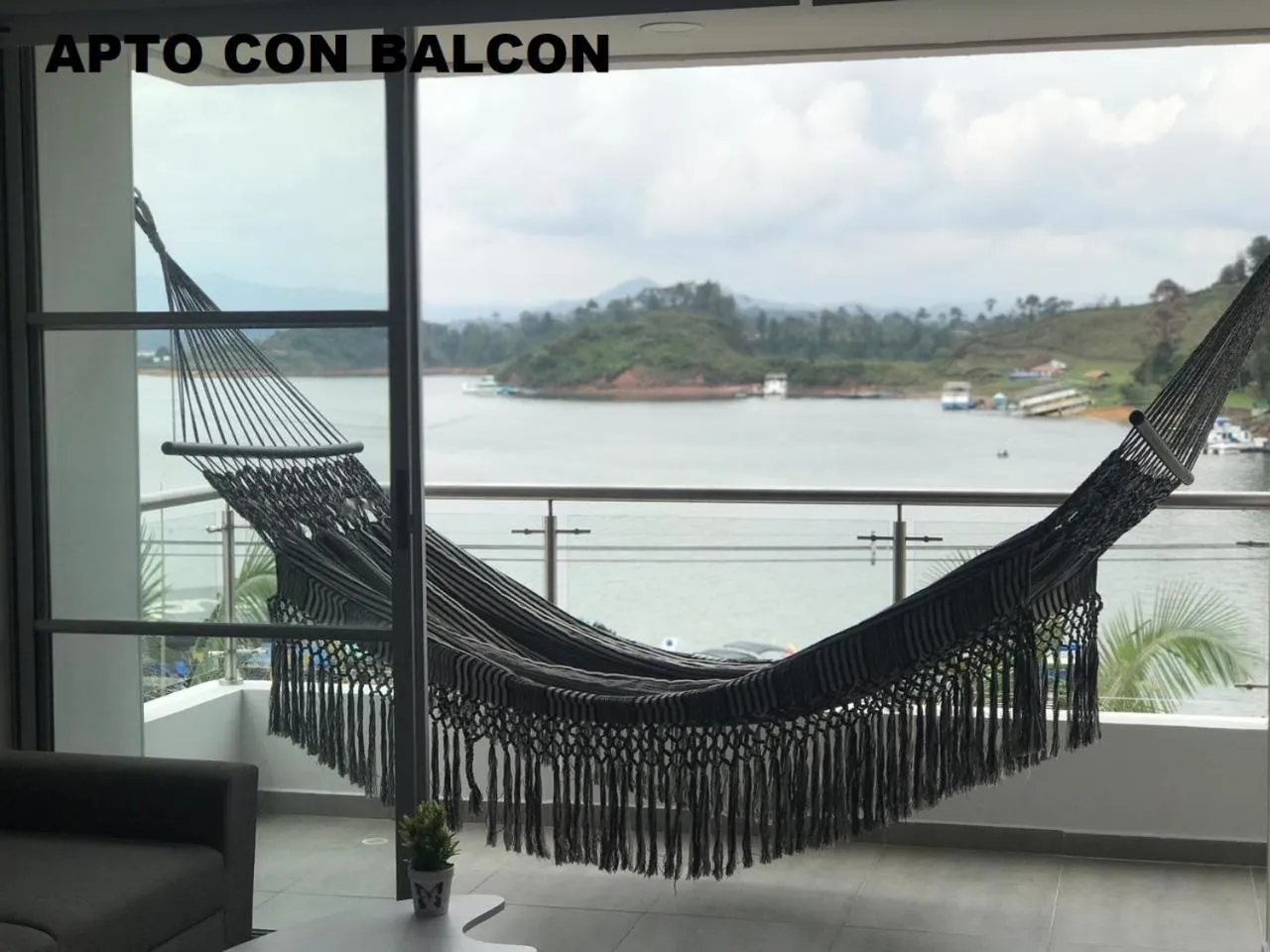 Lake view in Apartamentos View, calle del Malecón frente al lago