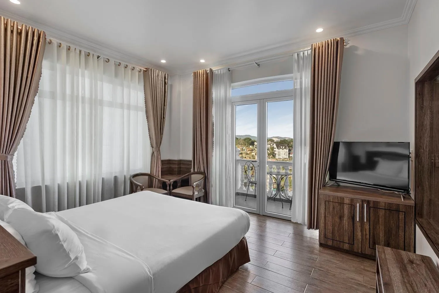 Photo of the whole room, Bed in New Life Hotel - Da Lat