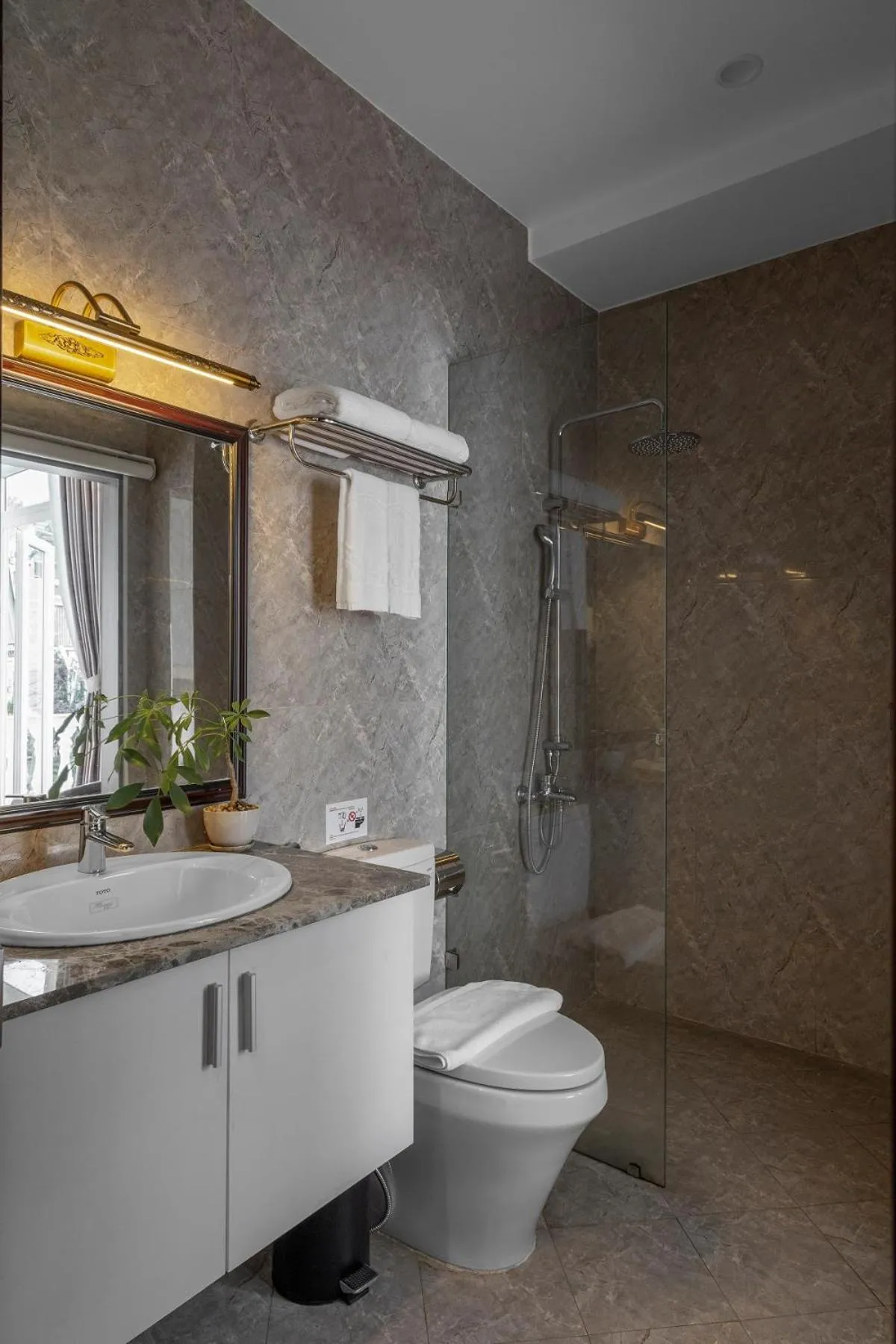 Toilet in New Life Hotel - Da Lat