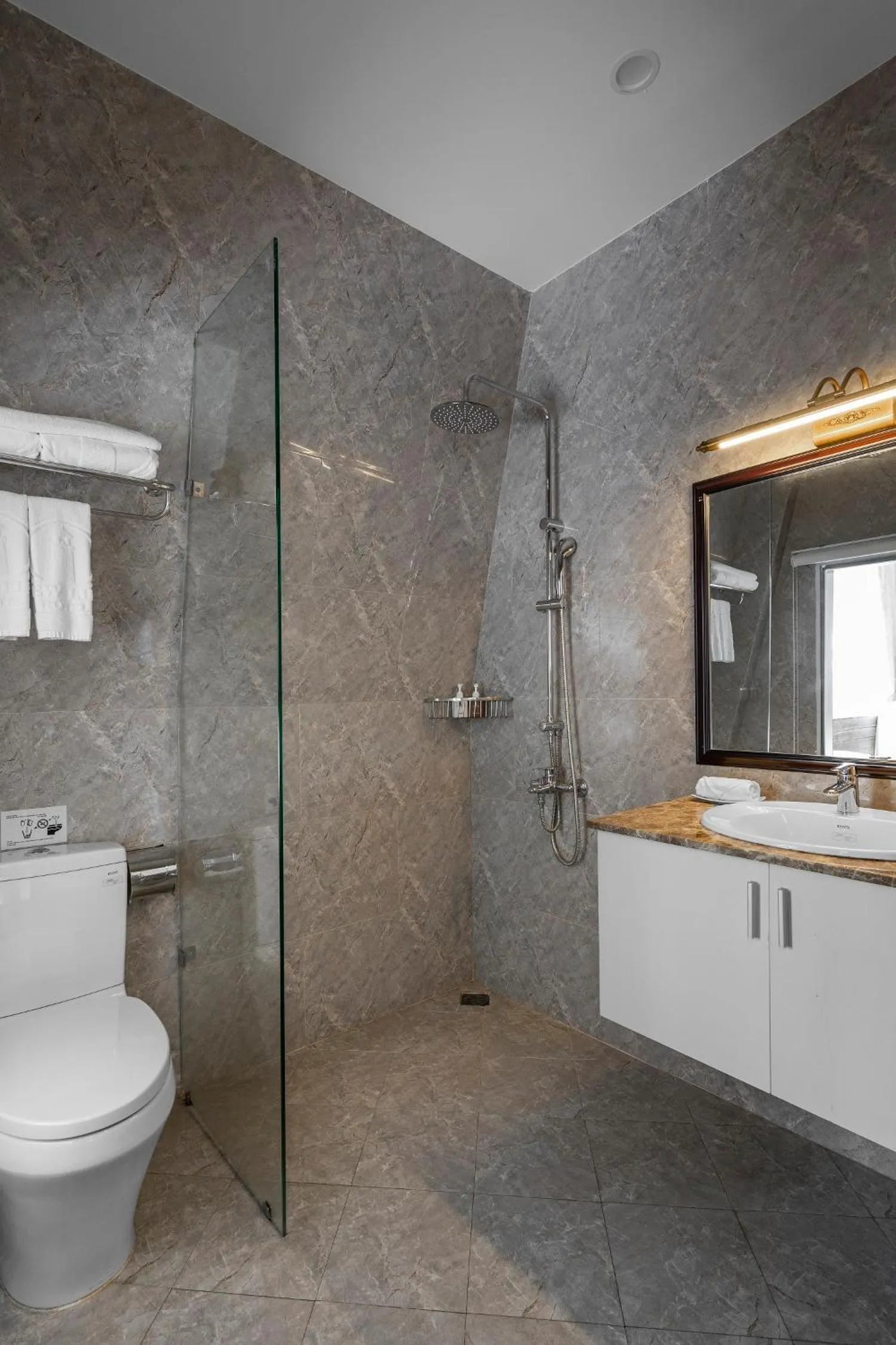 Bathroom in New Life Hotel - Da Lat