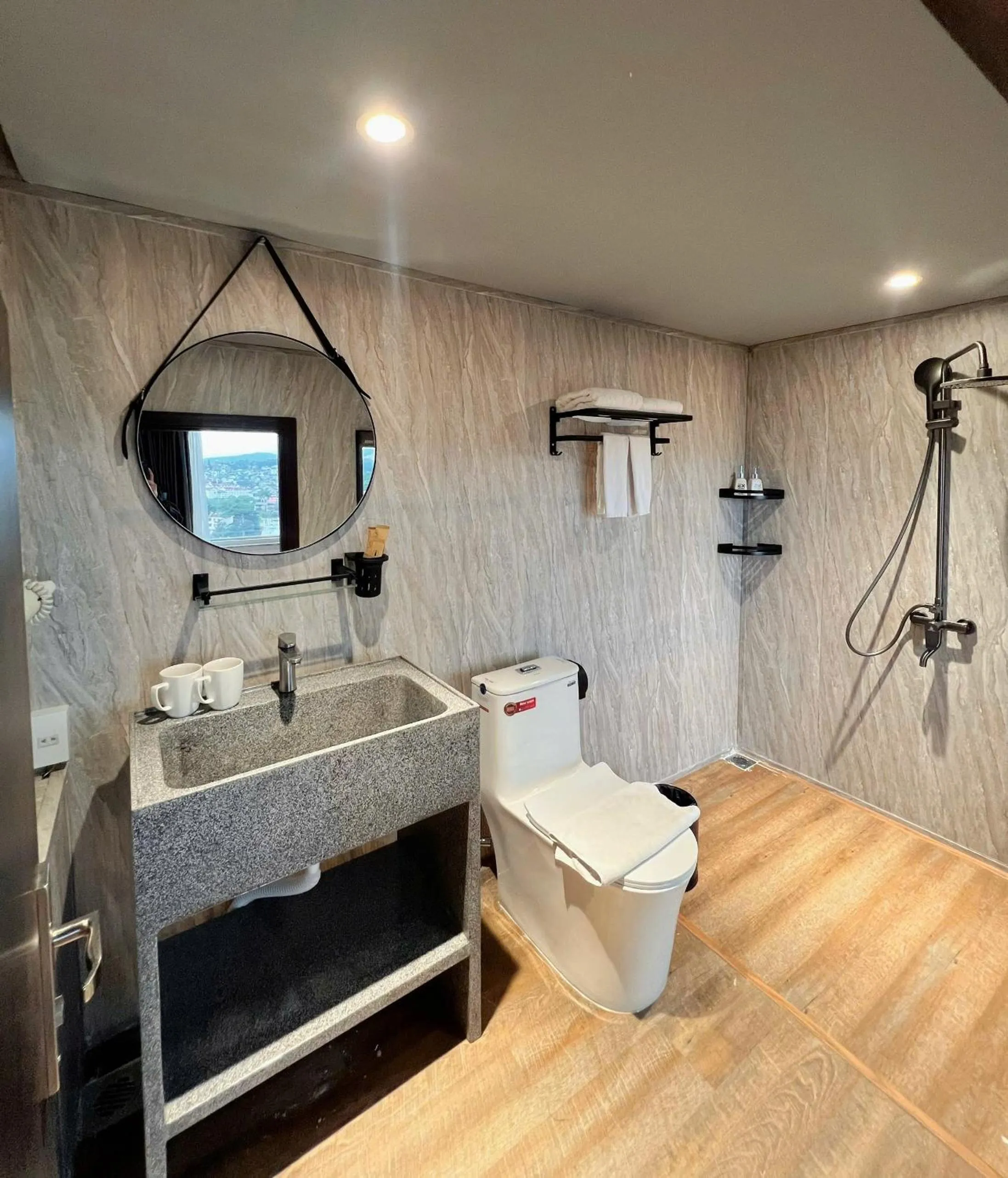 Toilet in New Life Hotel - Da Lat