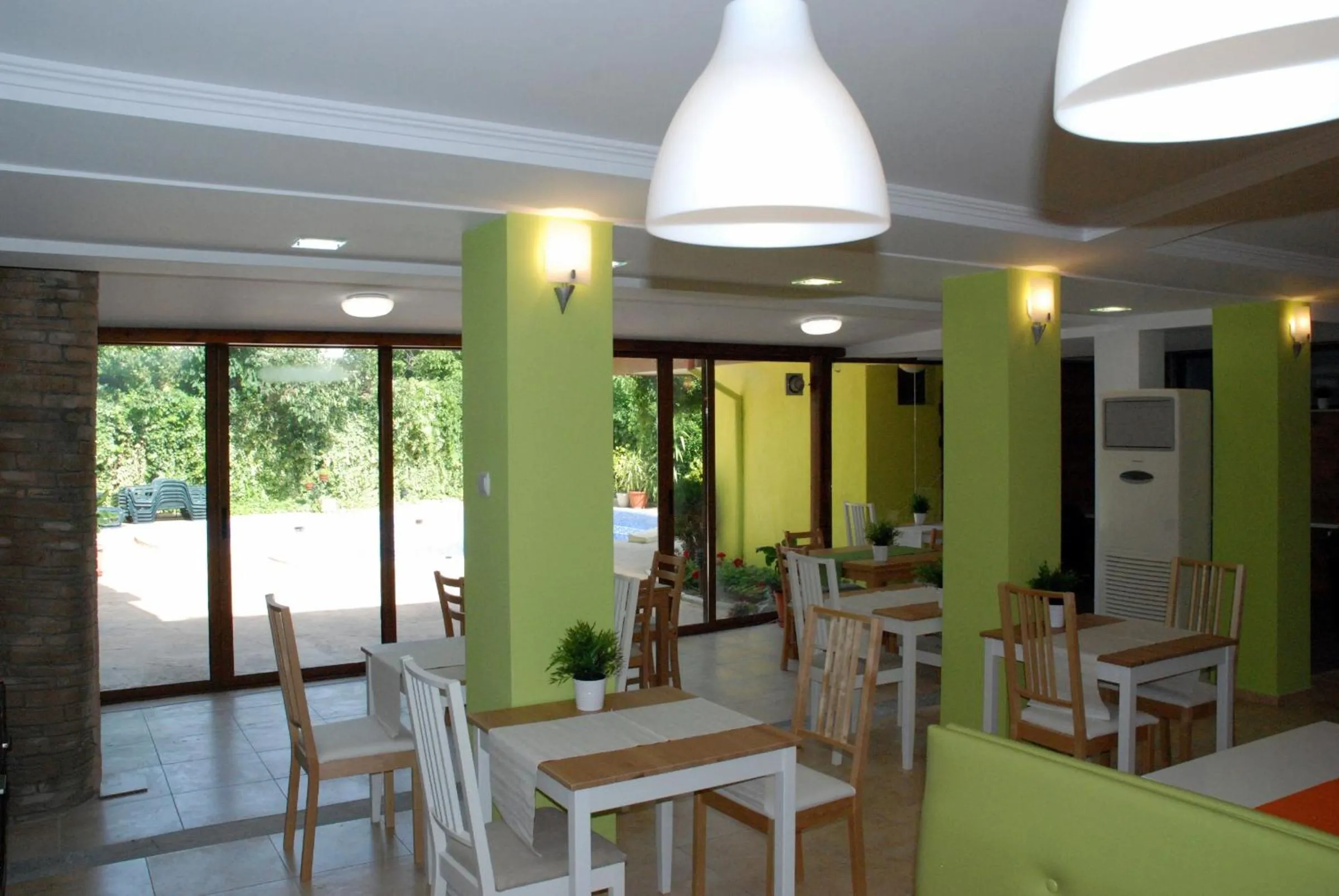 Restaurant/places to eat in Green Hisar Hotel Family