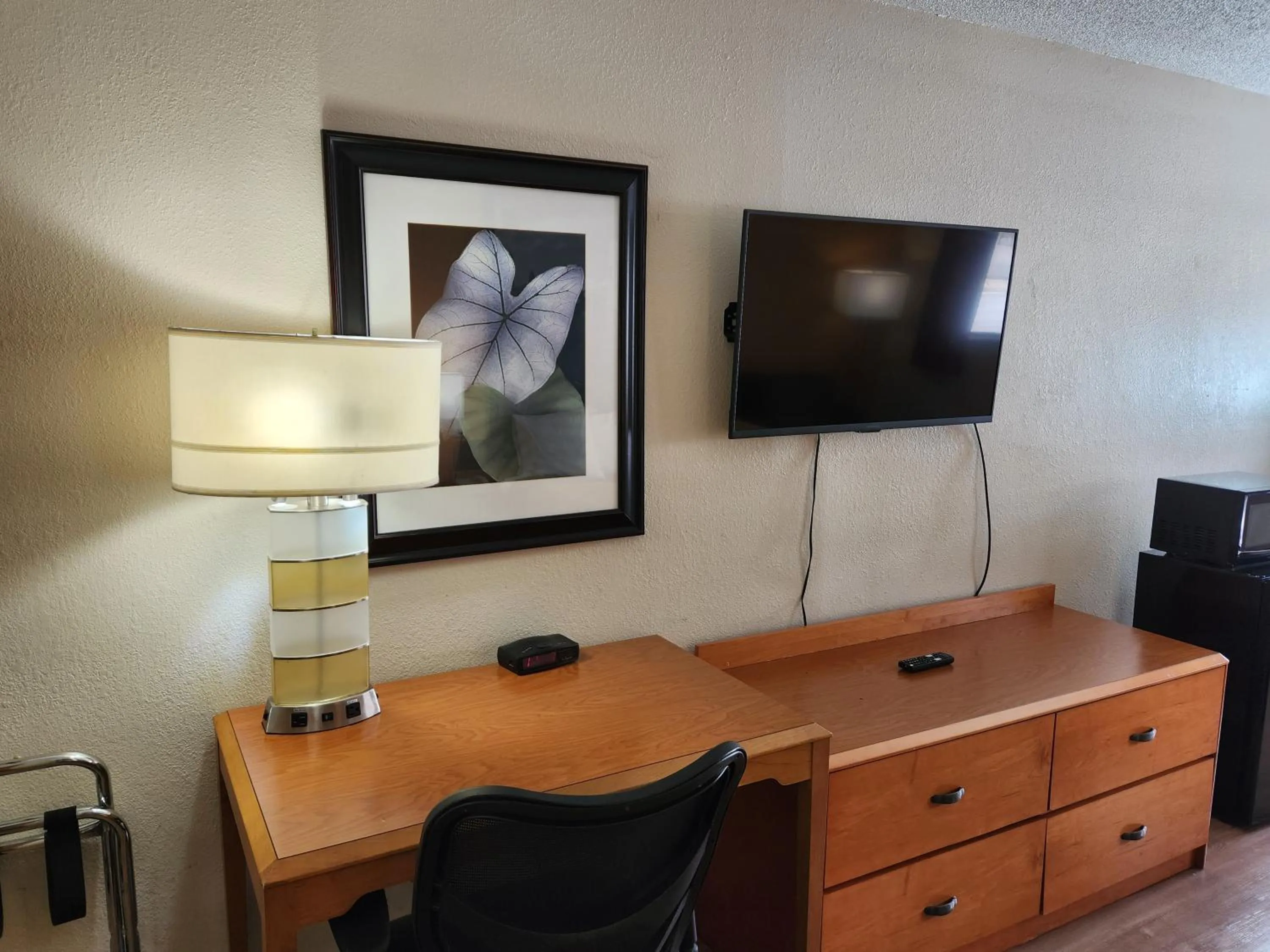 TV and multimedia in WestSpring Inn - Westlake Cleveland