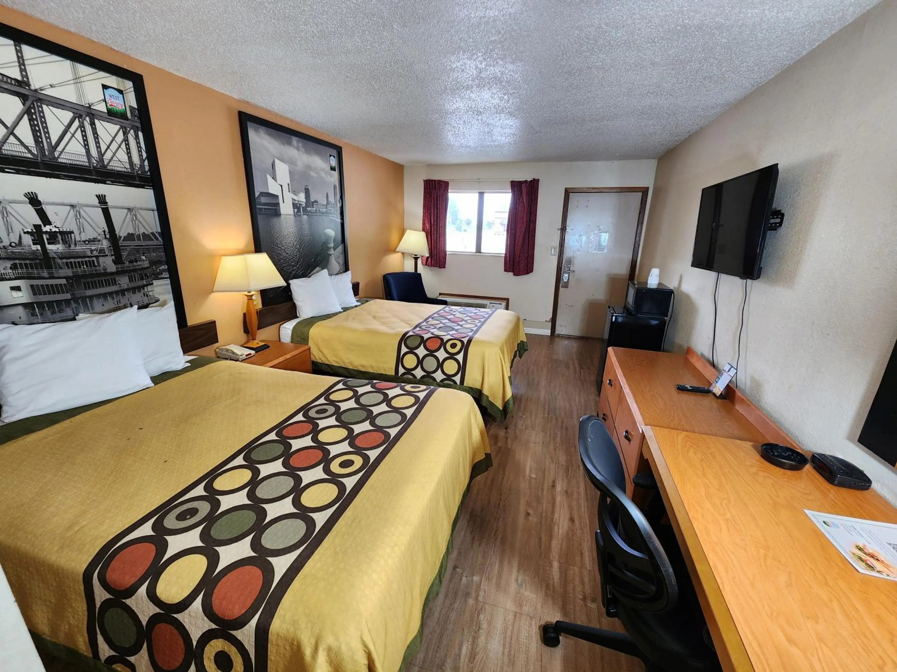 Photo of the whole room, Bed in WestSpring Inn - Westlake Cleveland