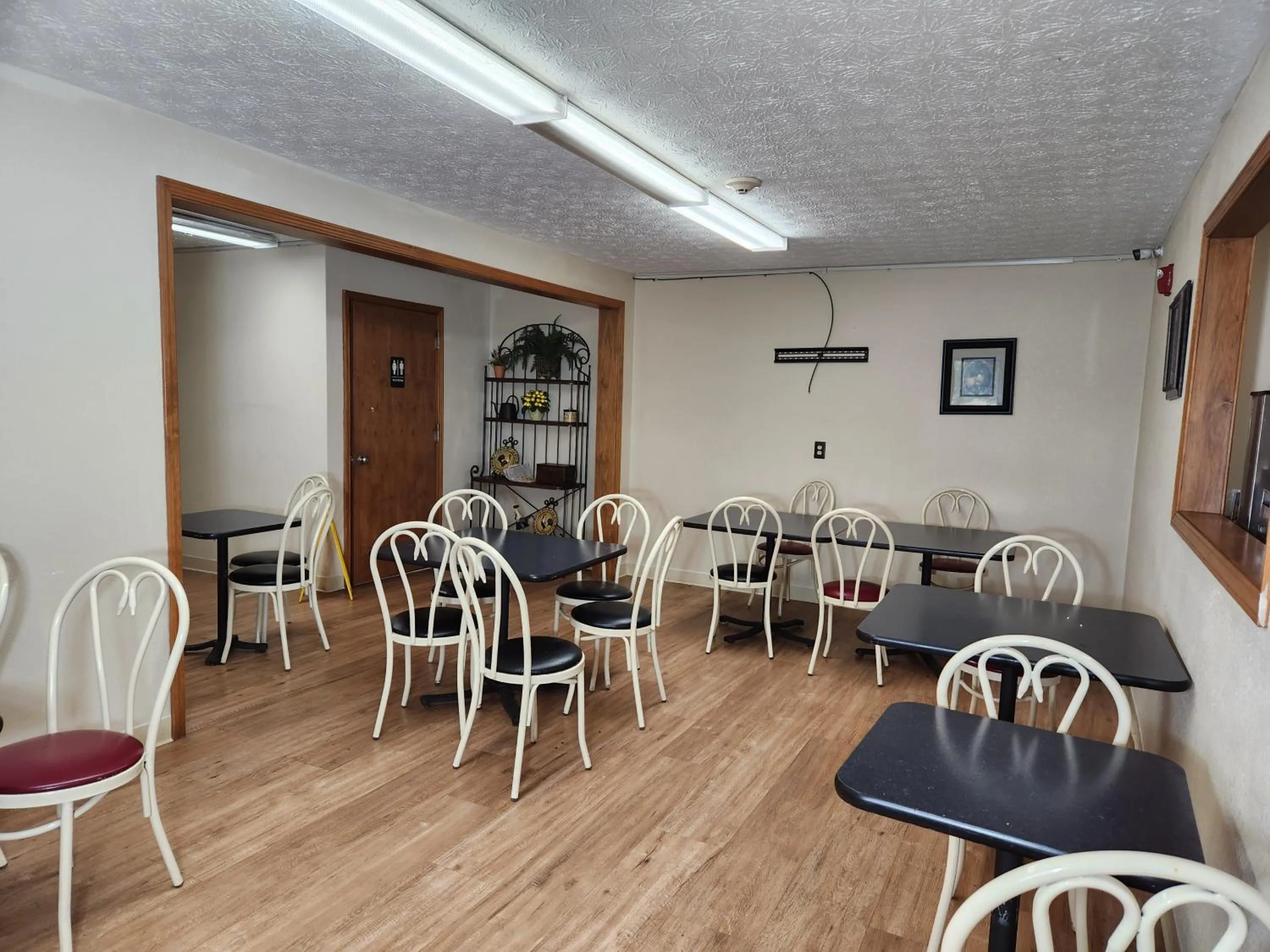 Seating area in WestSpring Inn - Westlake Cleveland