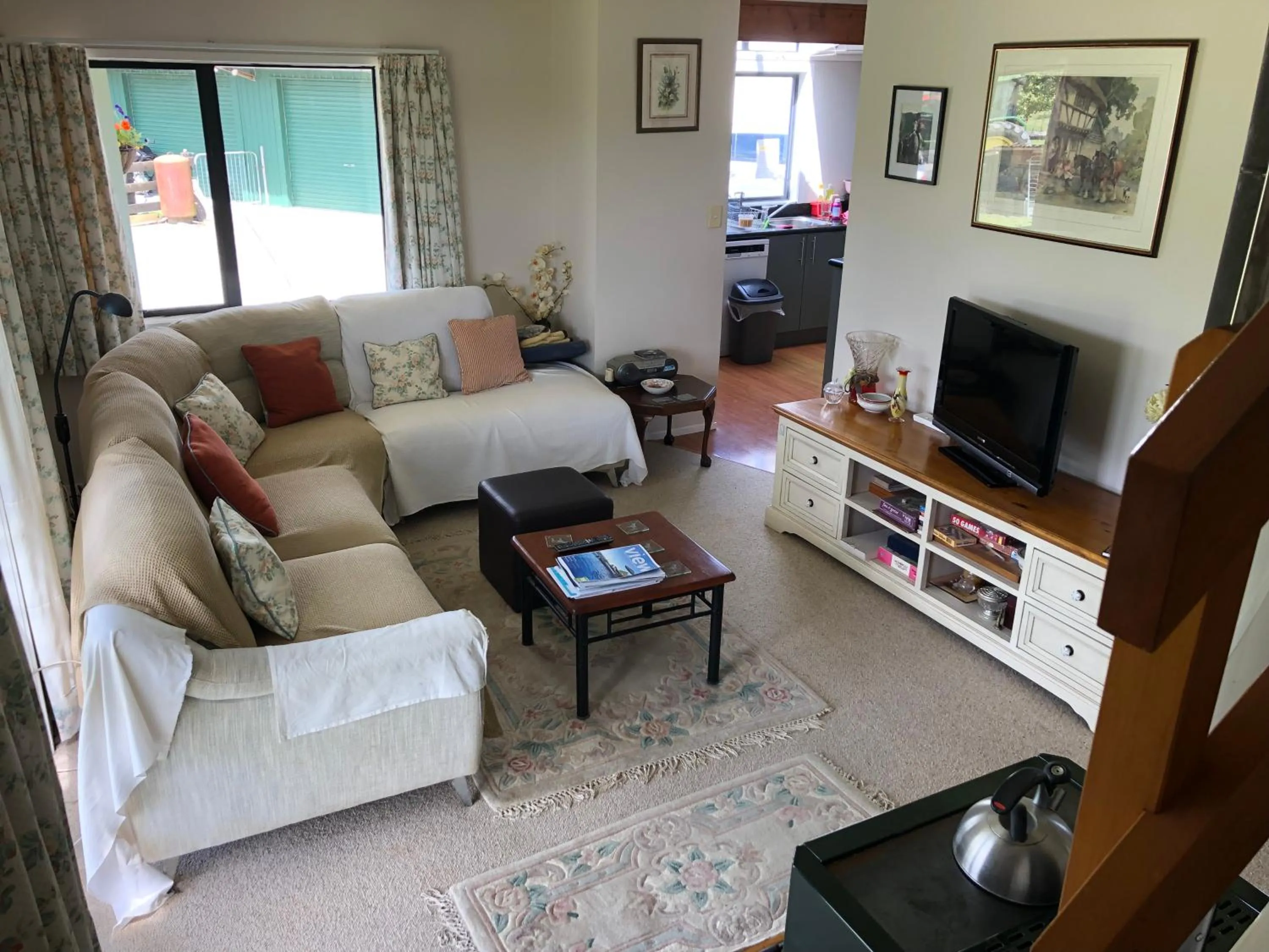 Communal lounge/ TV room in Hunua Ranges