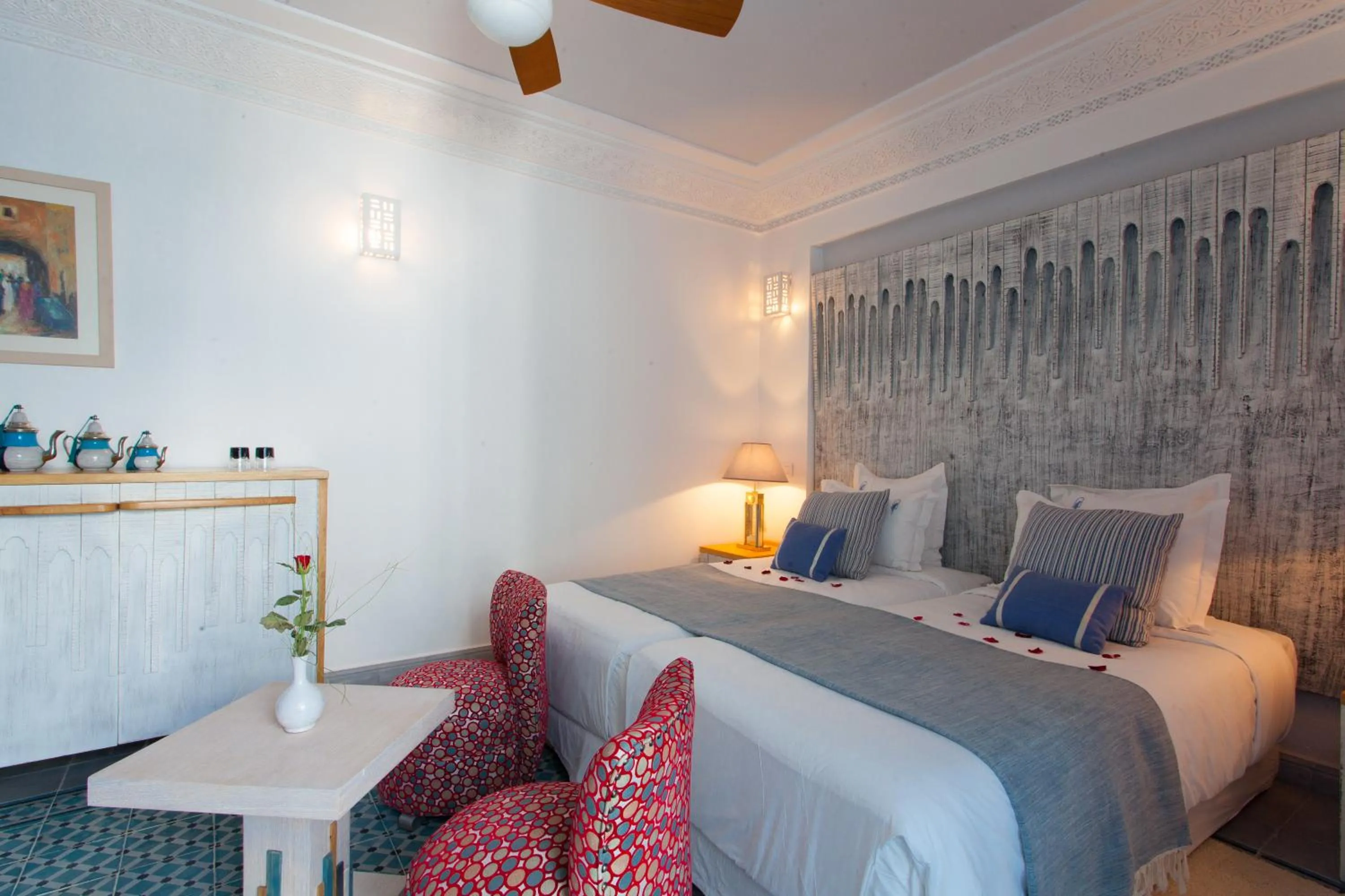 Photo of the whole room, Bed in Riad Le Perroquet Bleu Suites & Spa
