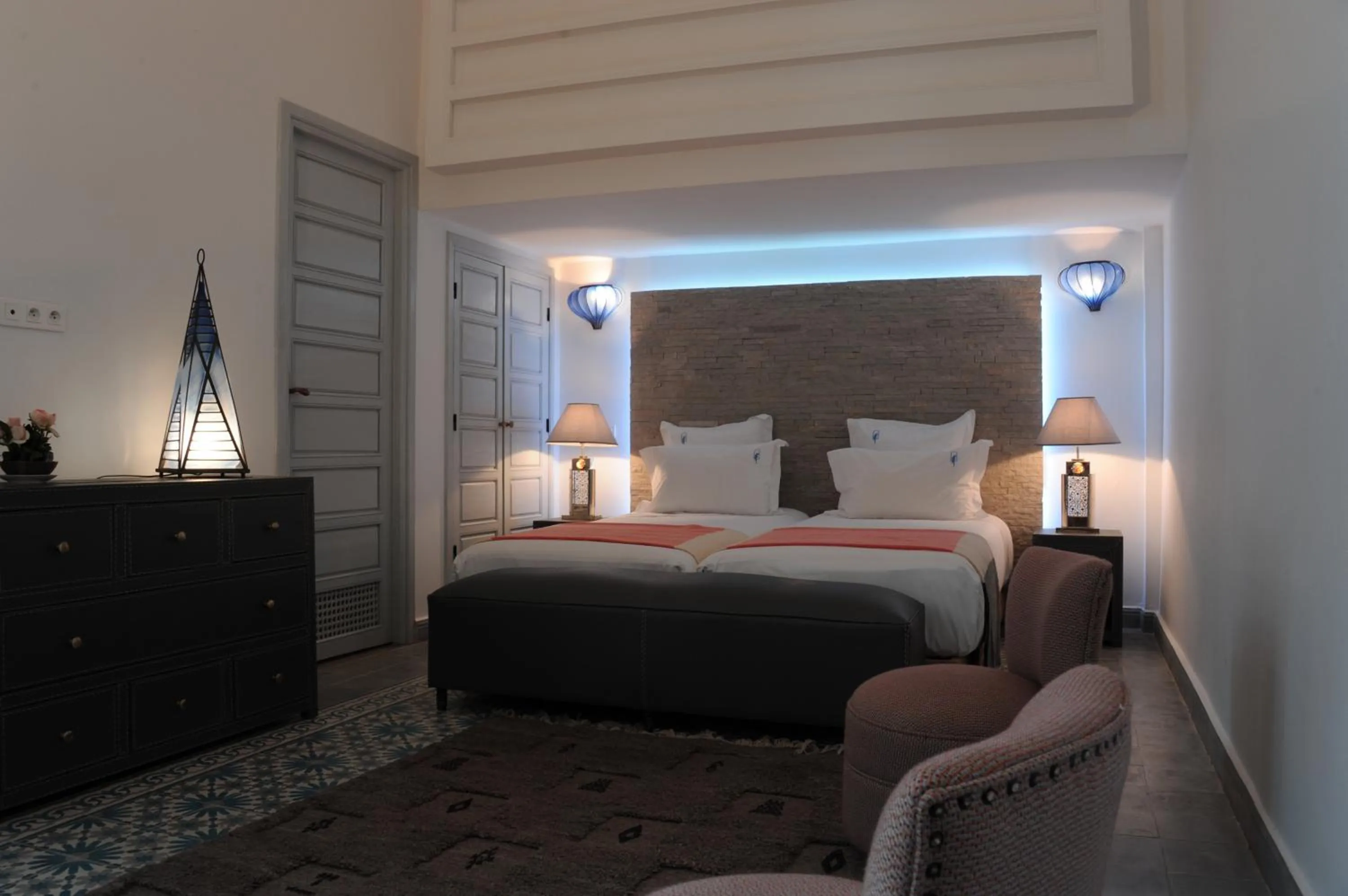 Photo of the whole room, Bed in Riad Le Perroquet Bleu Suites & Spa