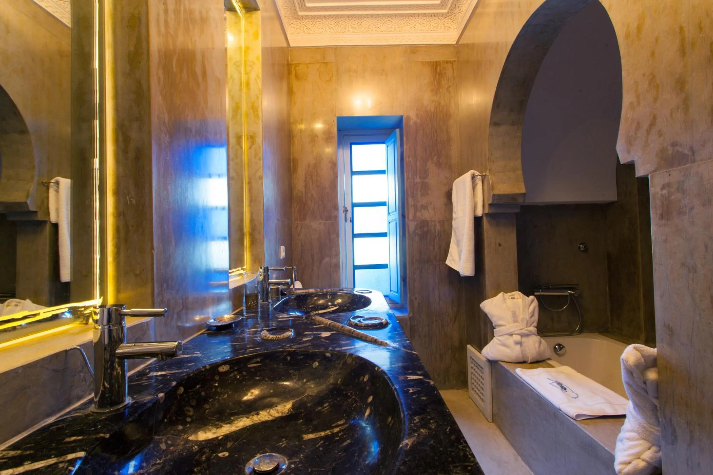 Bathroom in Riad Le Perroquet Bleu Suites & Spa