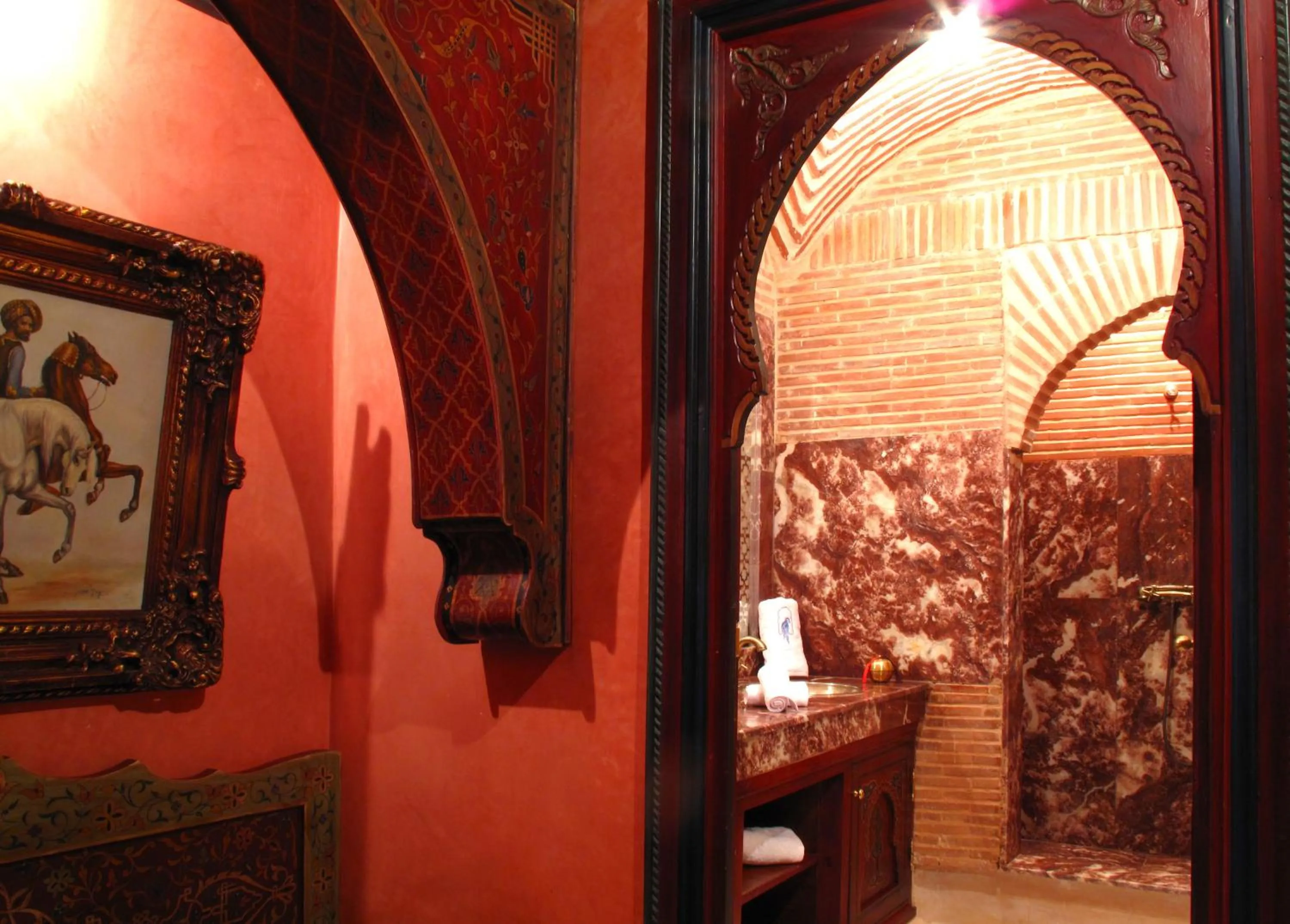 Bathroom in Riad Le Perroquet Bleu Suites & Spa