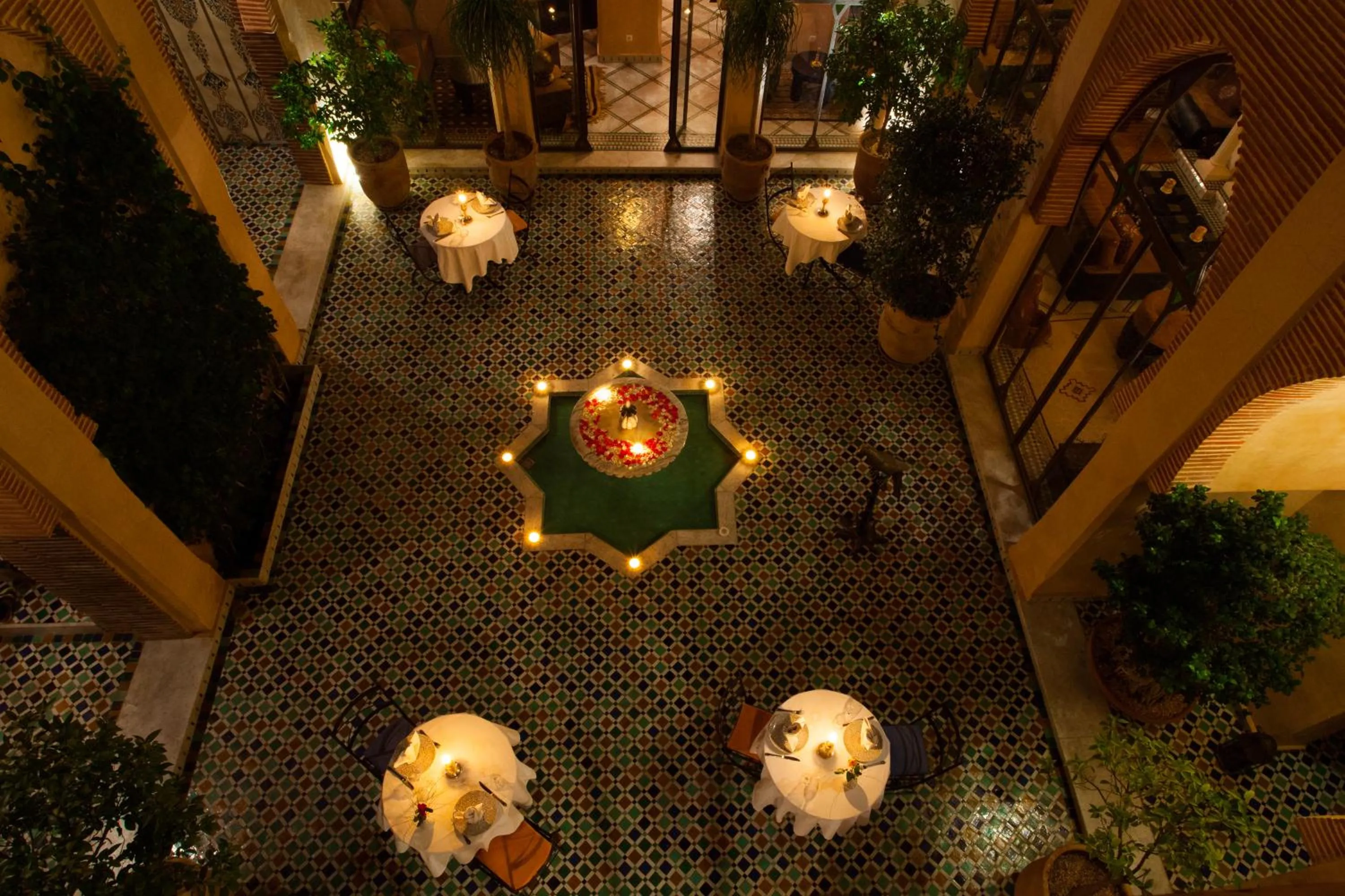 Patio in Riad Le Perroquet Bleu Suites & Spa