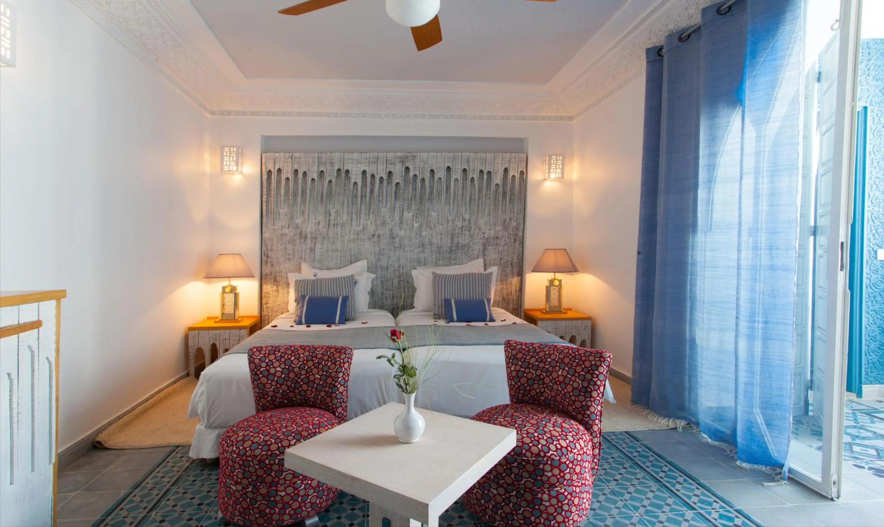 Photo of the whole room, Bed in Riad Le Perroquet Bleu Suites & Spa
