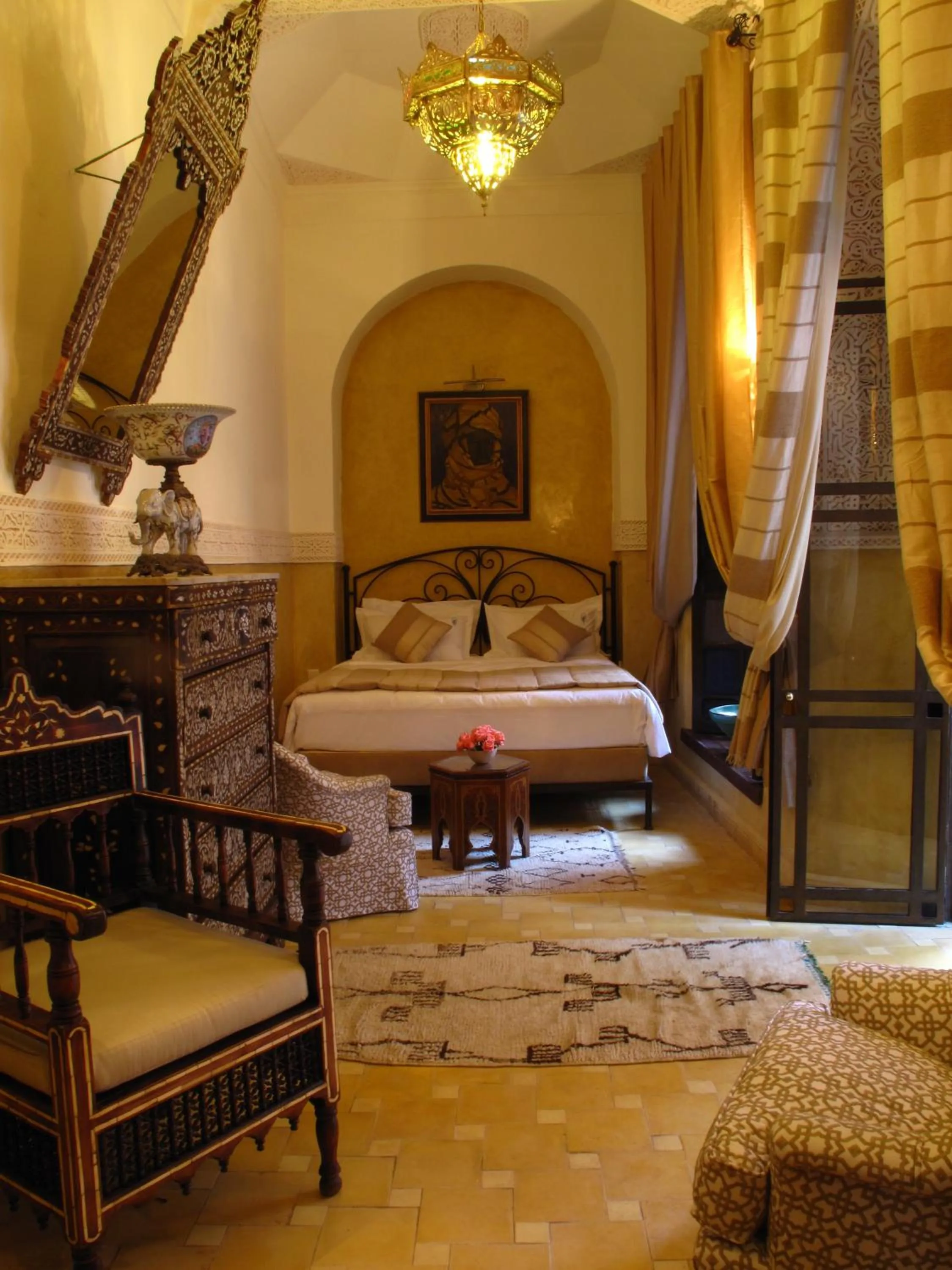 Photo of the whole room, Bed in Riad Le Perroquet Bleu Suites & Spa