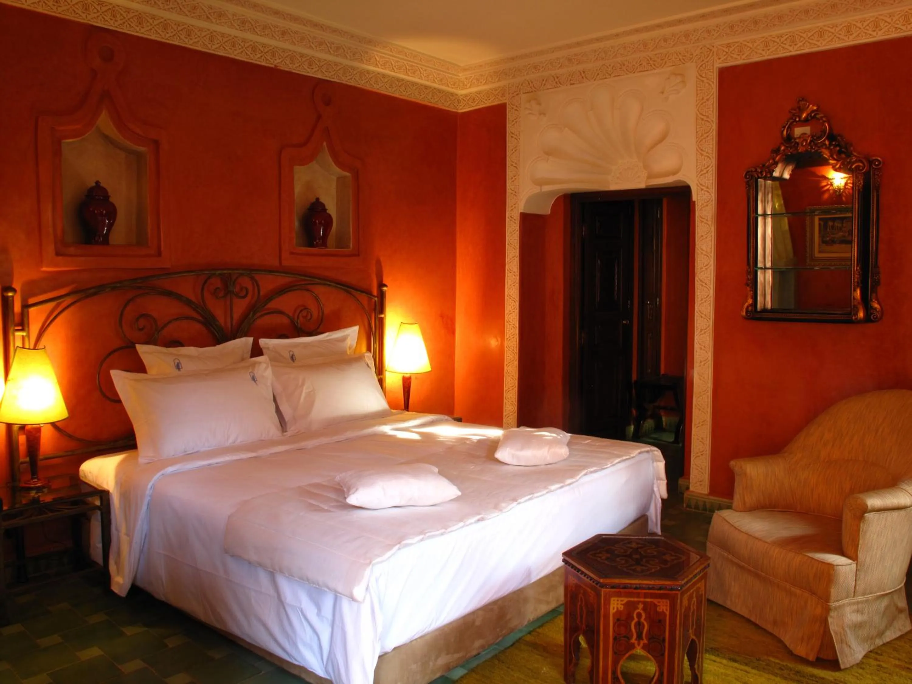 Photo of the whole room, Bed in Riad Le Perroquet Bleu Suites & Spa