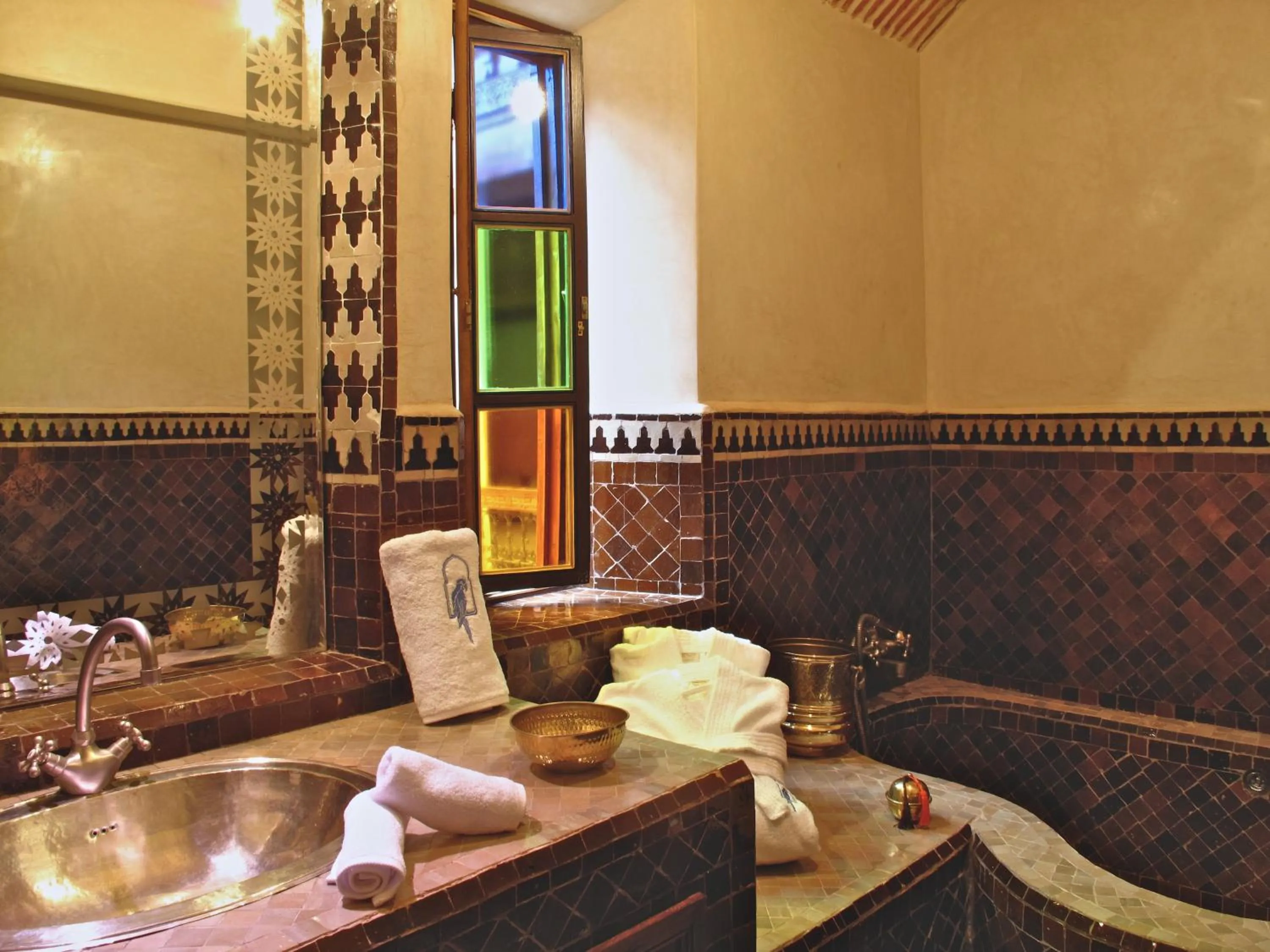 Bathroom in Riad Le Perroquet Bleu Suites & Spa