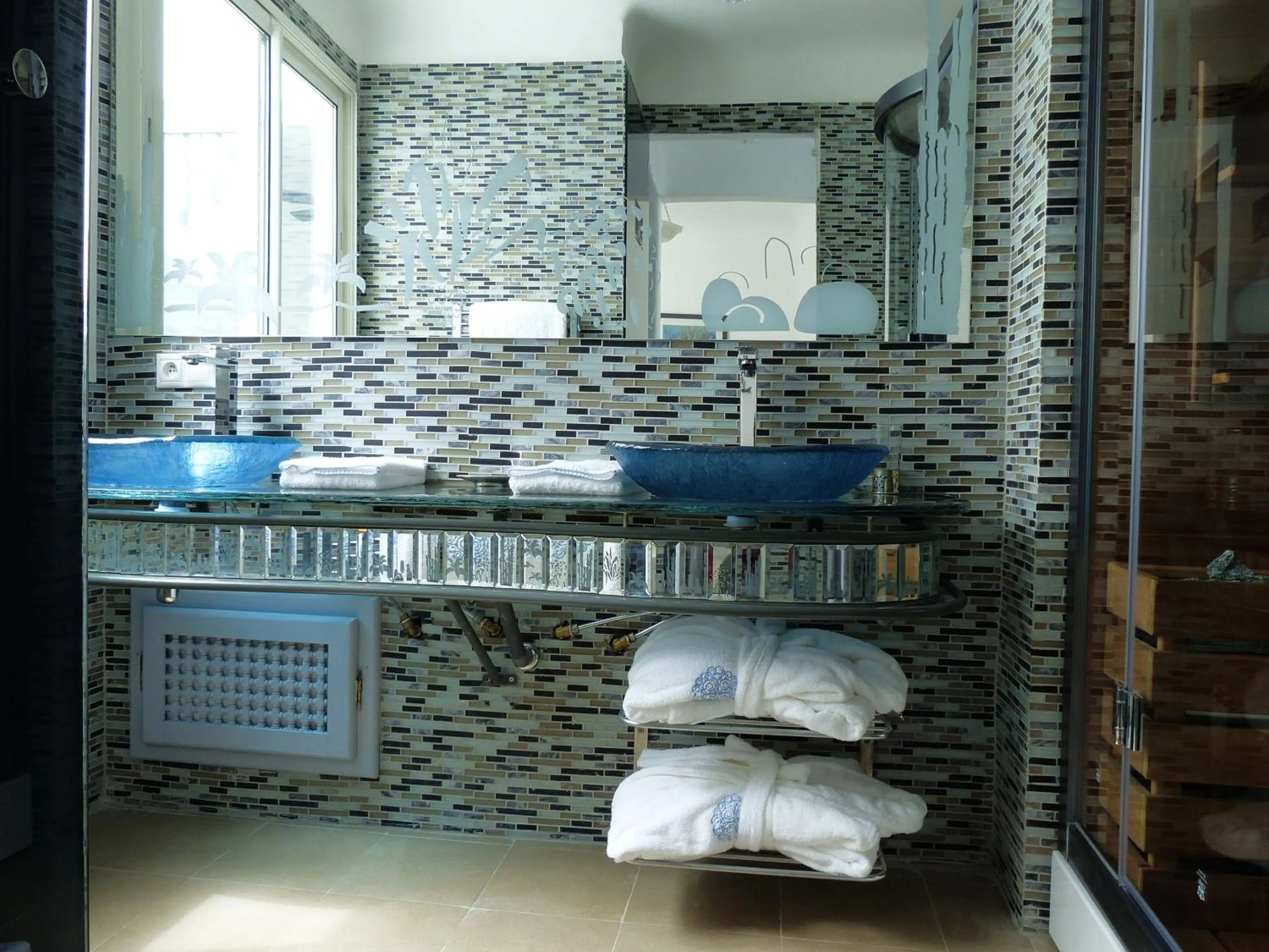 Bathroom, Bed in Riad Le Perroquet Bleu Suites & Spa