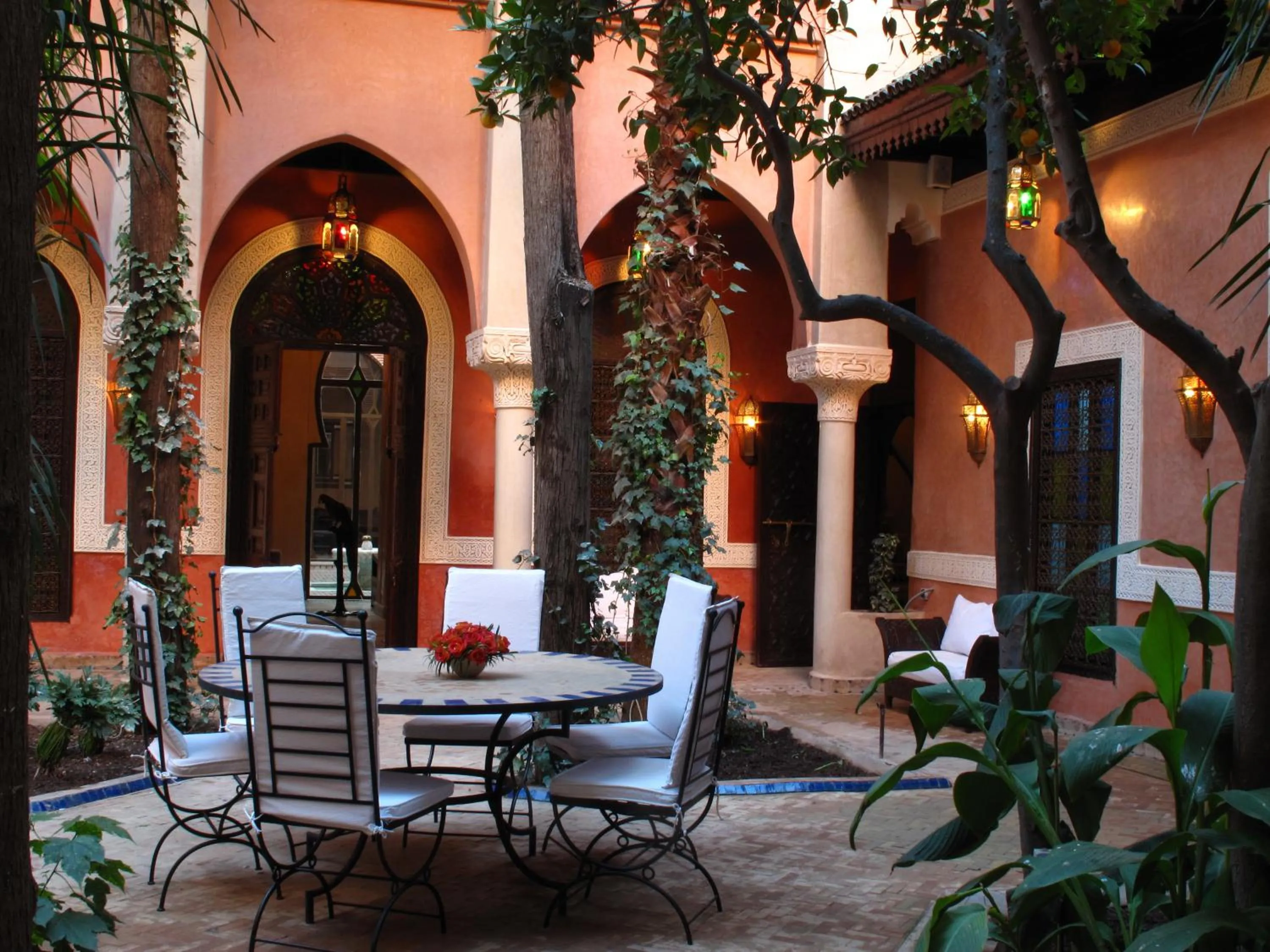 Patio in Riad Le Perroquet Bleu Suites & Spa