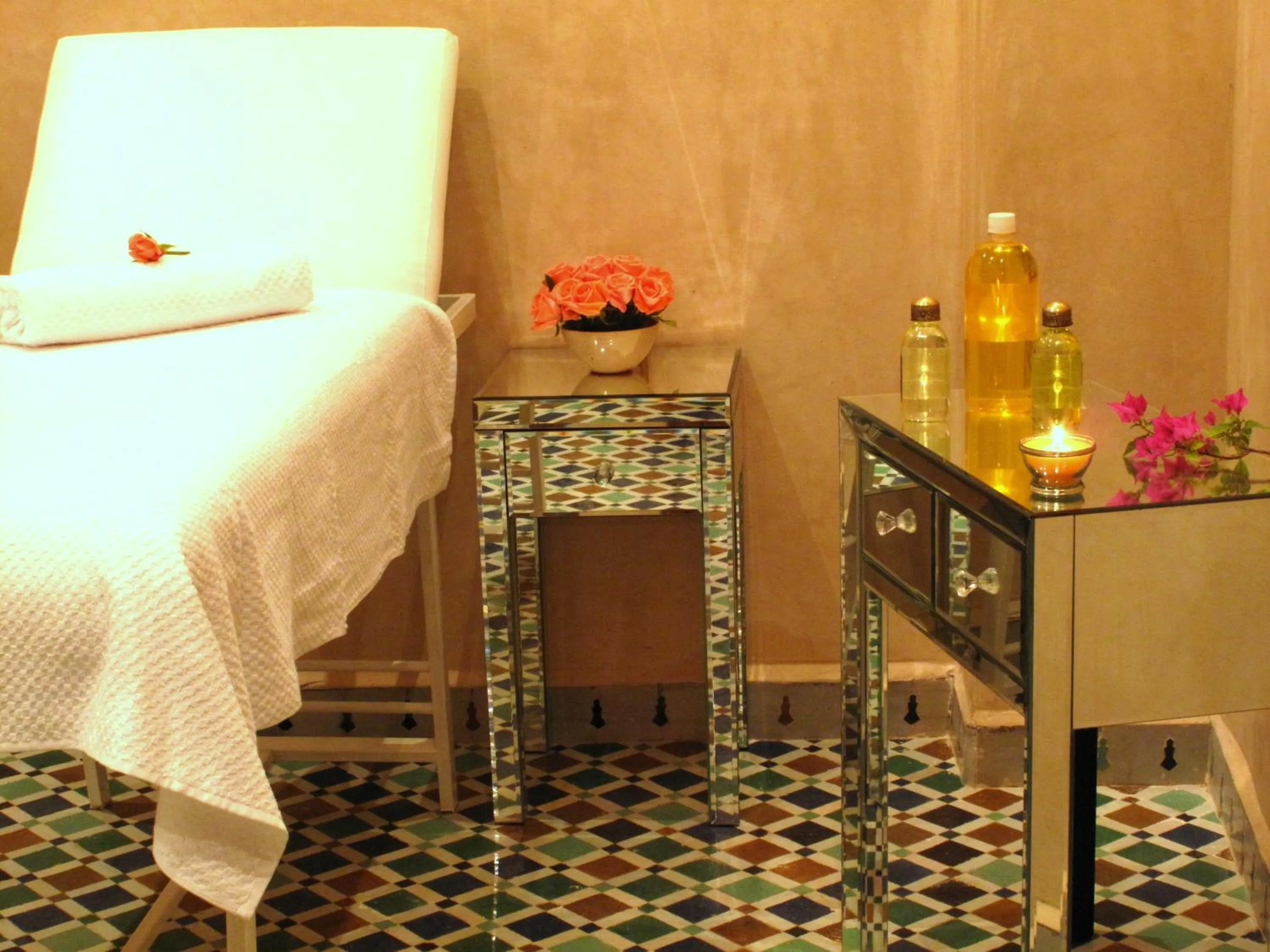 Massage, Bed in Riad Le Perroquet Bleu Suites & Spa