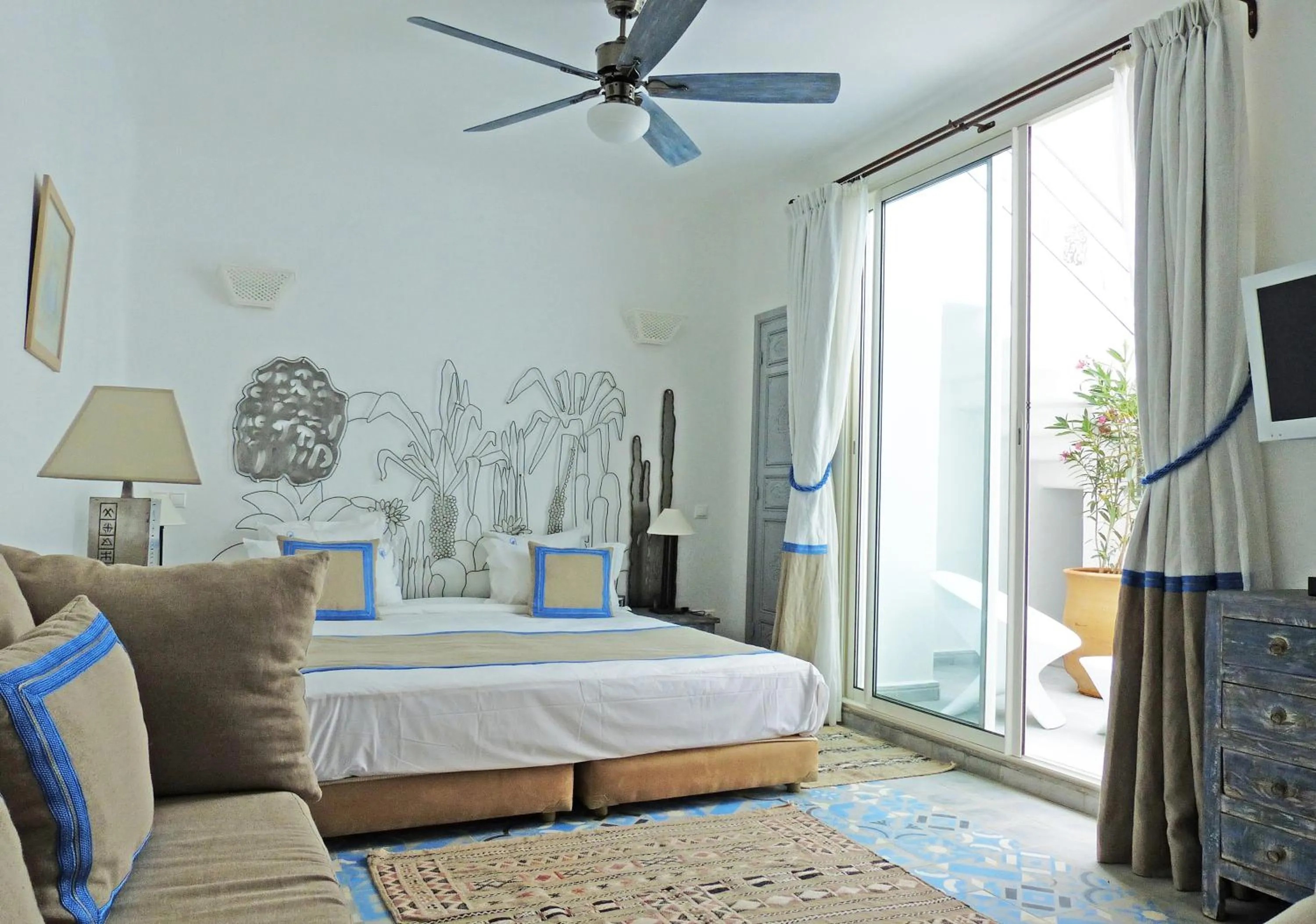 Photo of the whole room, Bed in Riad Le Perroquet Bleu Suites & Spa