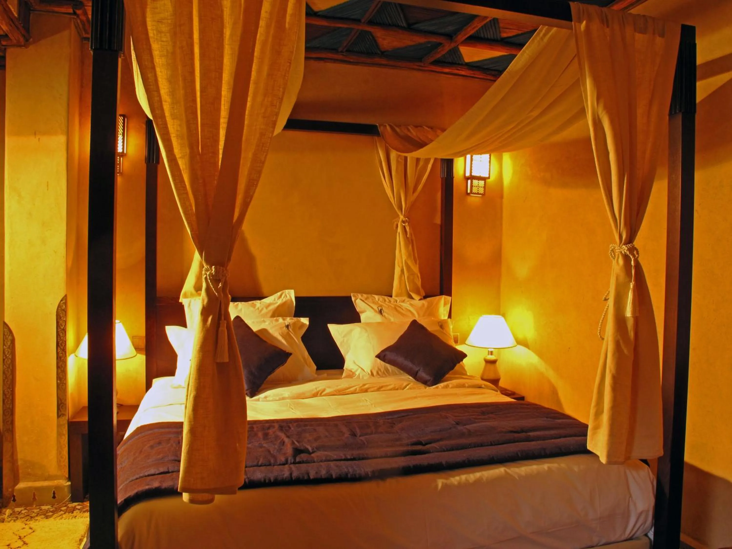 Bedroom, Bed in Riad Le Perroquet Bleu Suites & Spa