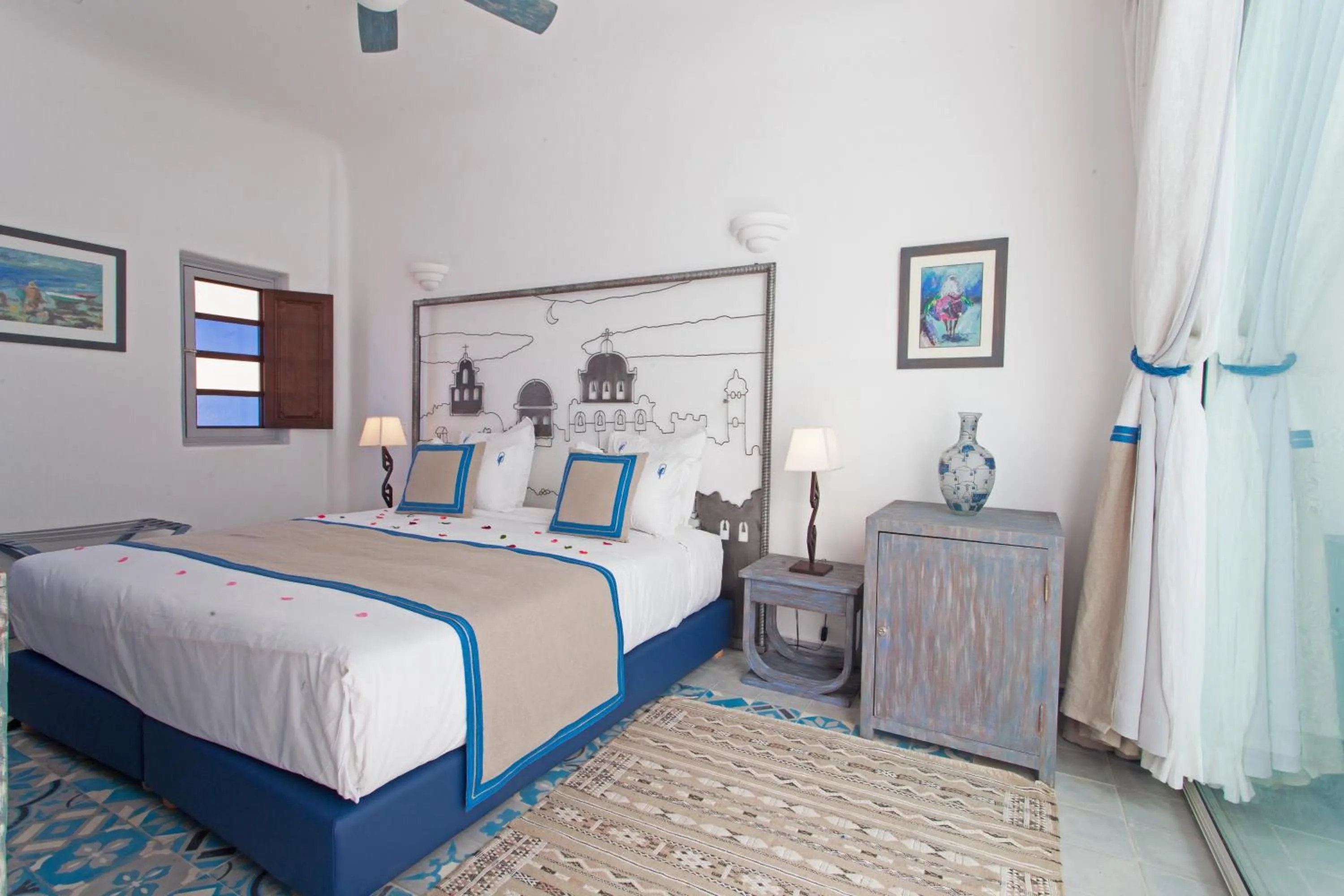 Photo of the whole room, Bed in Riad Le Perroquet Bleu Suites & Spa