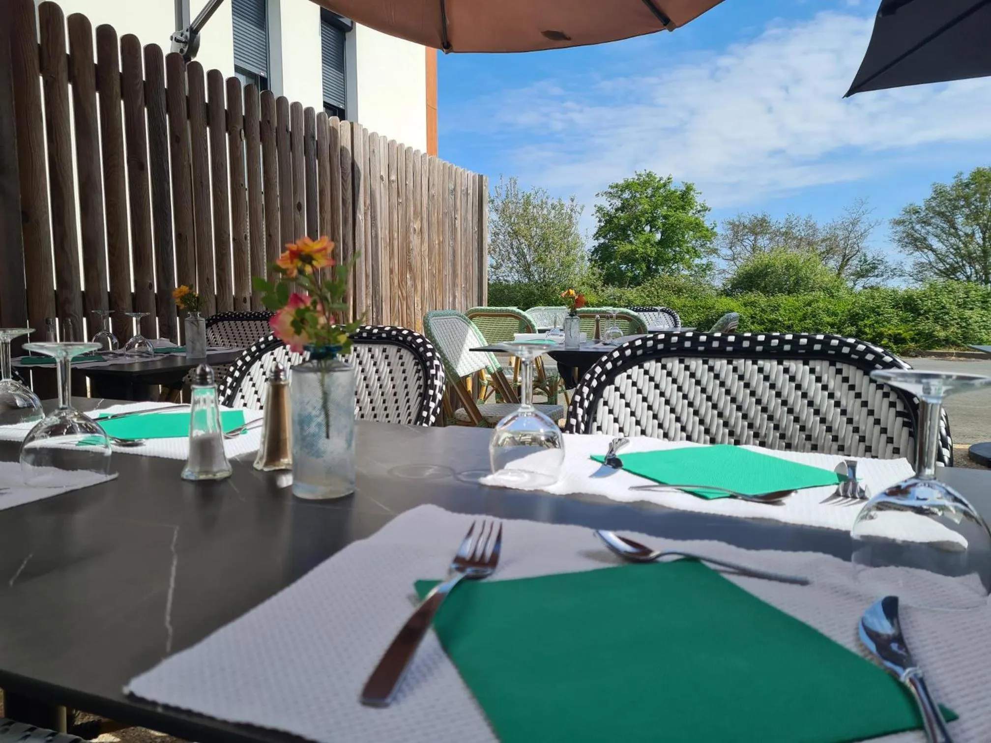 Patio in The Originals City, Hôtel La Verriaire, Cholet Sud