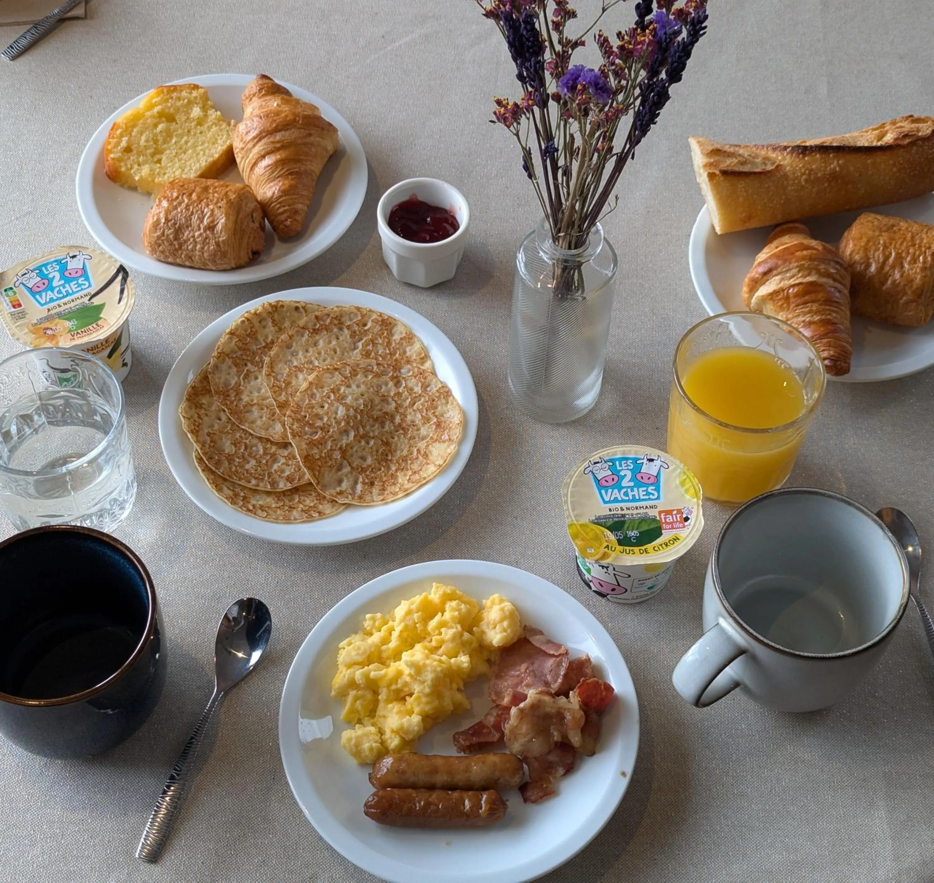 Buffet breakfast in The Originals City, Hôtel La Verriaire, Cholet Sud