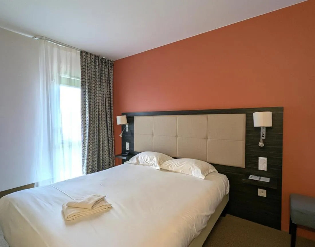 Bedroom, Bed in The Originals City, Hôtel La Verriaire, Cholet Sud