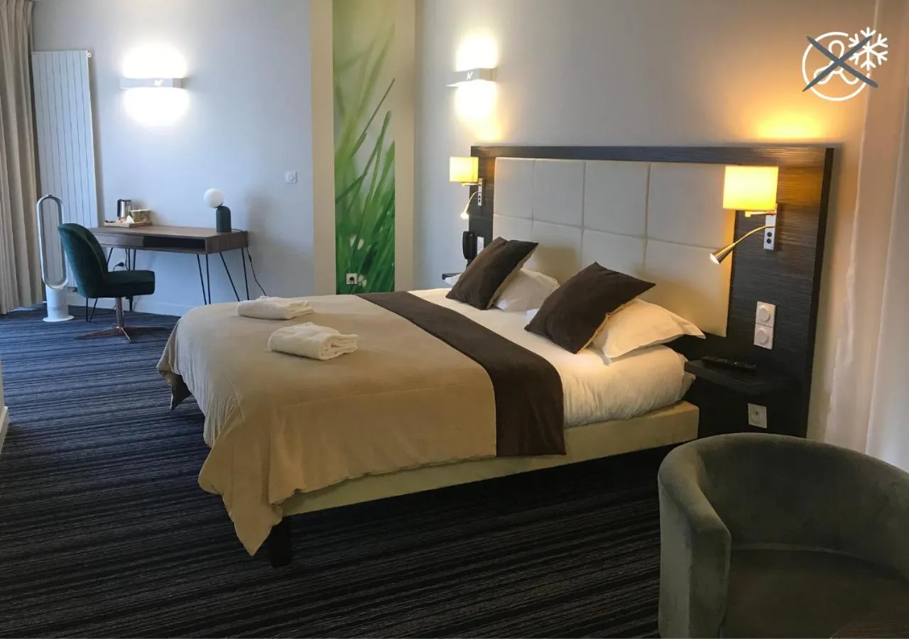 Bedroom, Bed in The Originals City, Hôtel La Verriaire, Cholet Sud