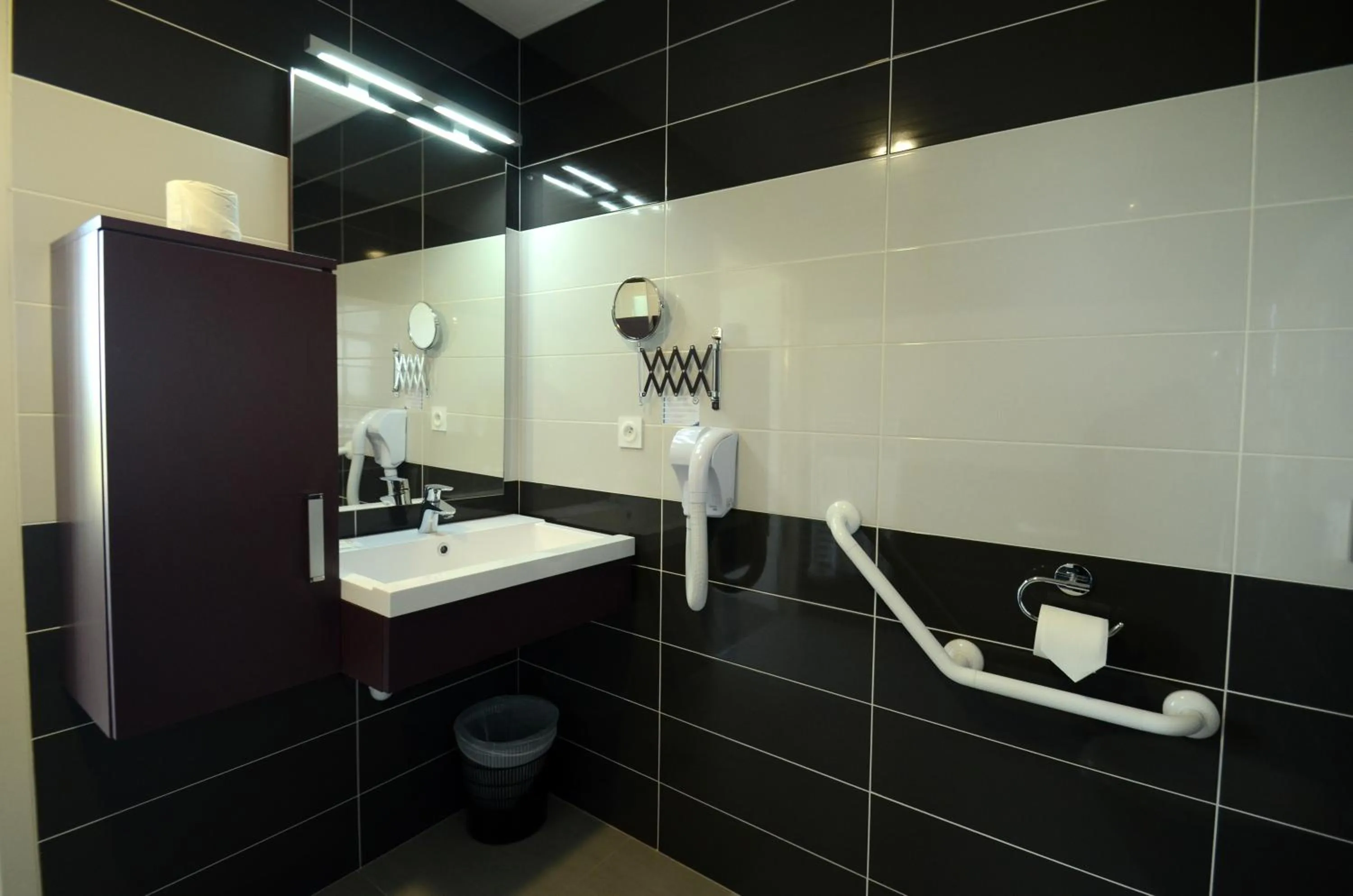 Bathroom in The Originals City, Hôtel La Verriaire, Cholet Sud