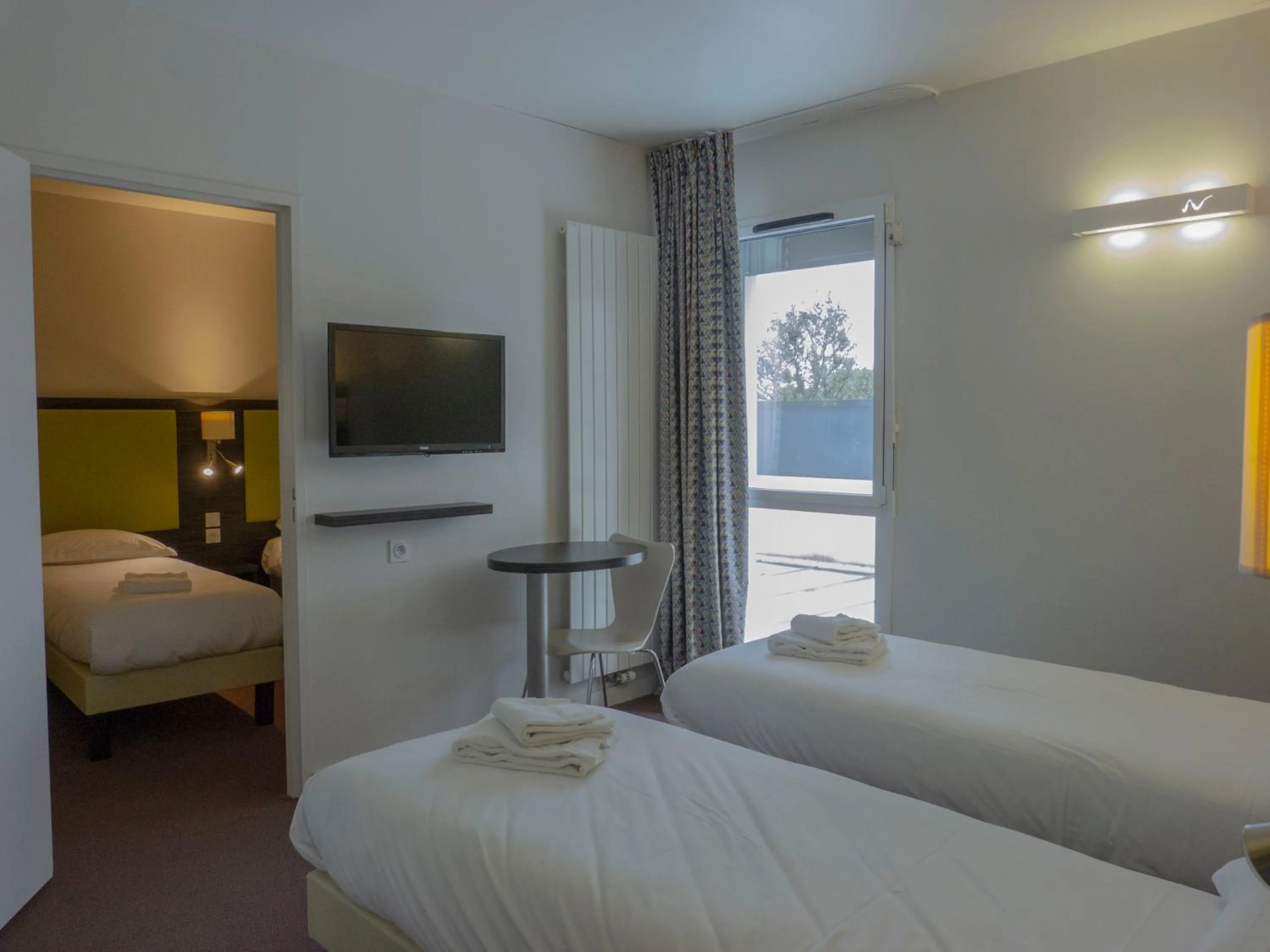 Bedroom, Bed in The Originals City, Hôtel La Verriaire, Cholet Sud