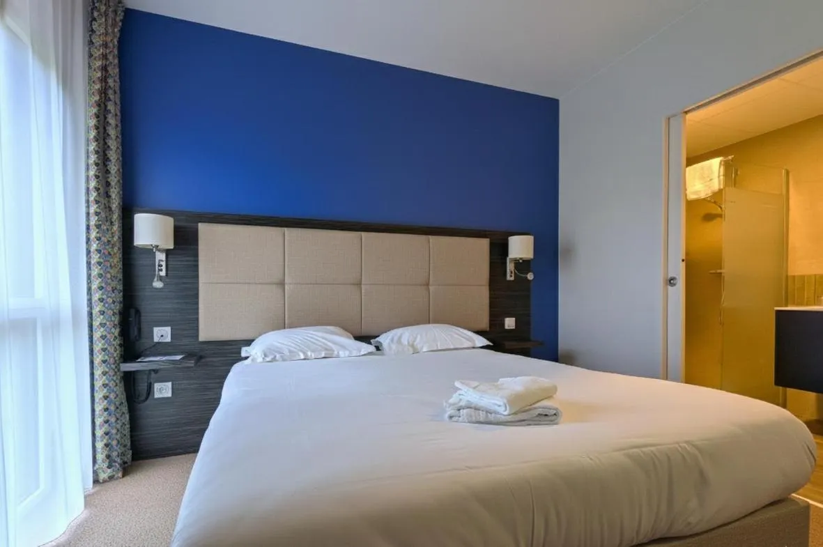 Bedroom, Bed in The Originals City, Hôtel La Verriaire, Cholet Sud