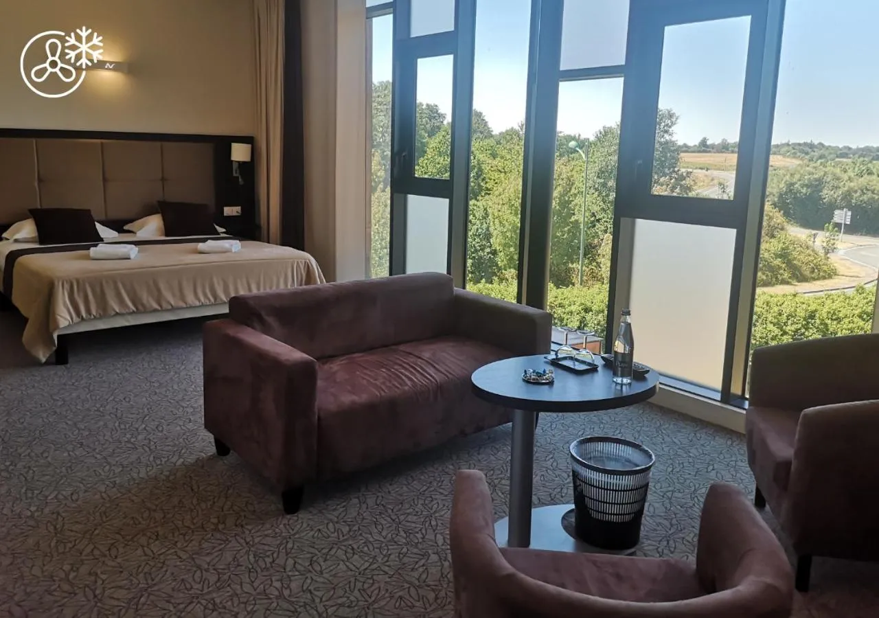 Bedroom, Bed in The Originals City, Hôtel La Verriaire, Cholet Sud