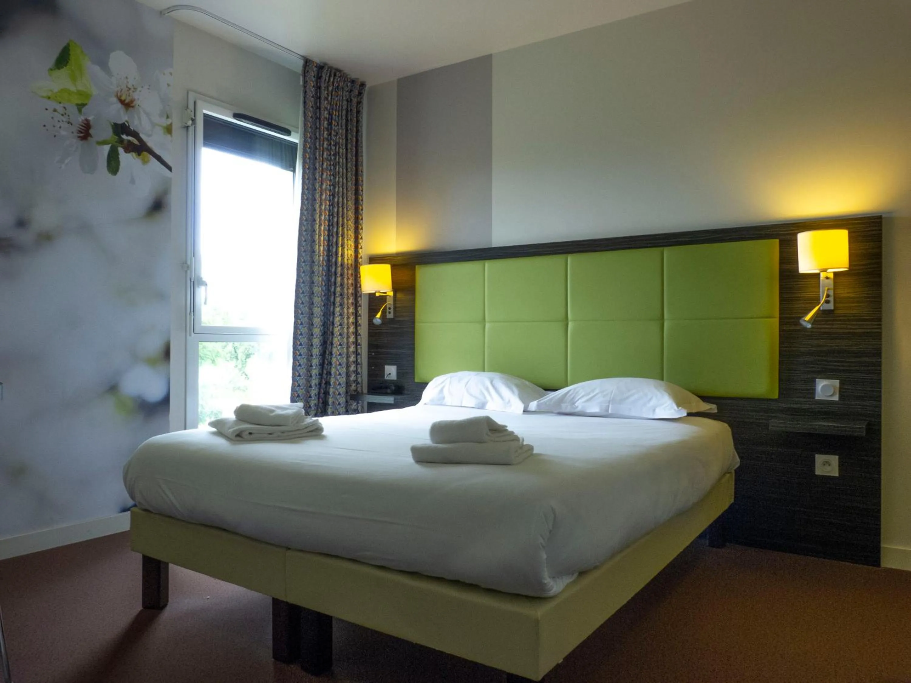 Bedroom, Bed in The Originals City, Hôtel La Verriaire, Cholet Sud