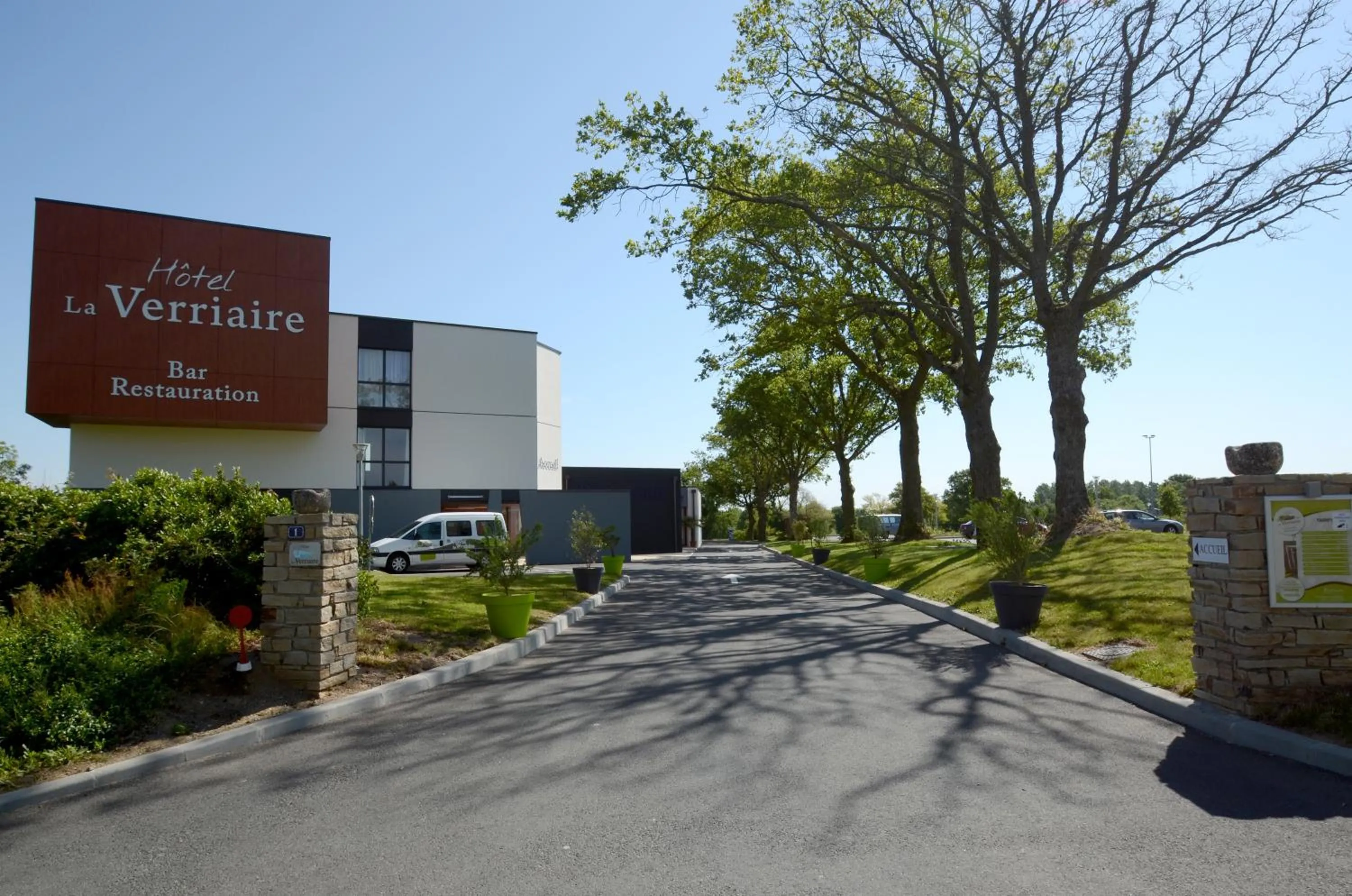 Facade/entrance in The Originals City, Hôtel La Verriaire, Cholet Sud