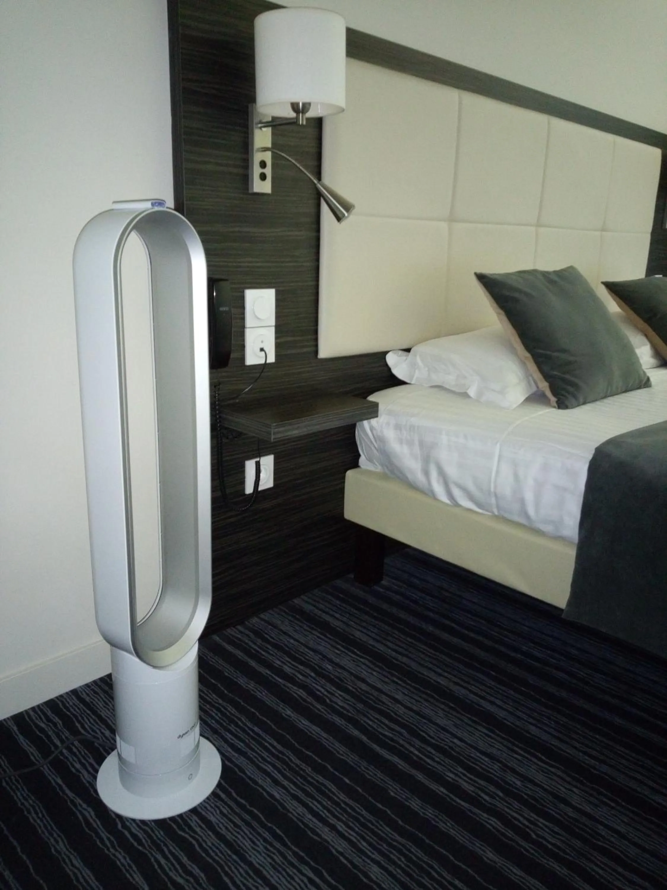 Bedroom, Bed in The Originals City, Hôtel La Verriaire, Cholet Sud