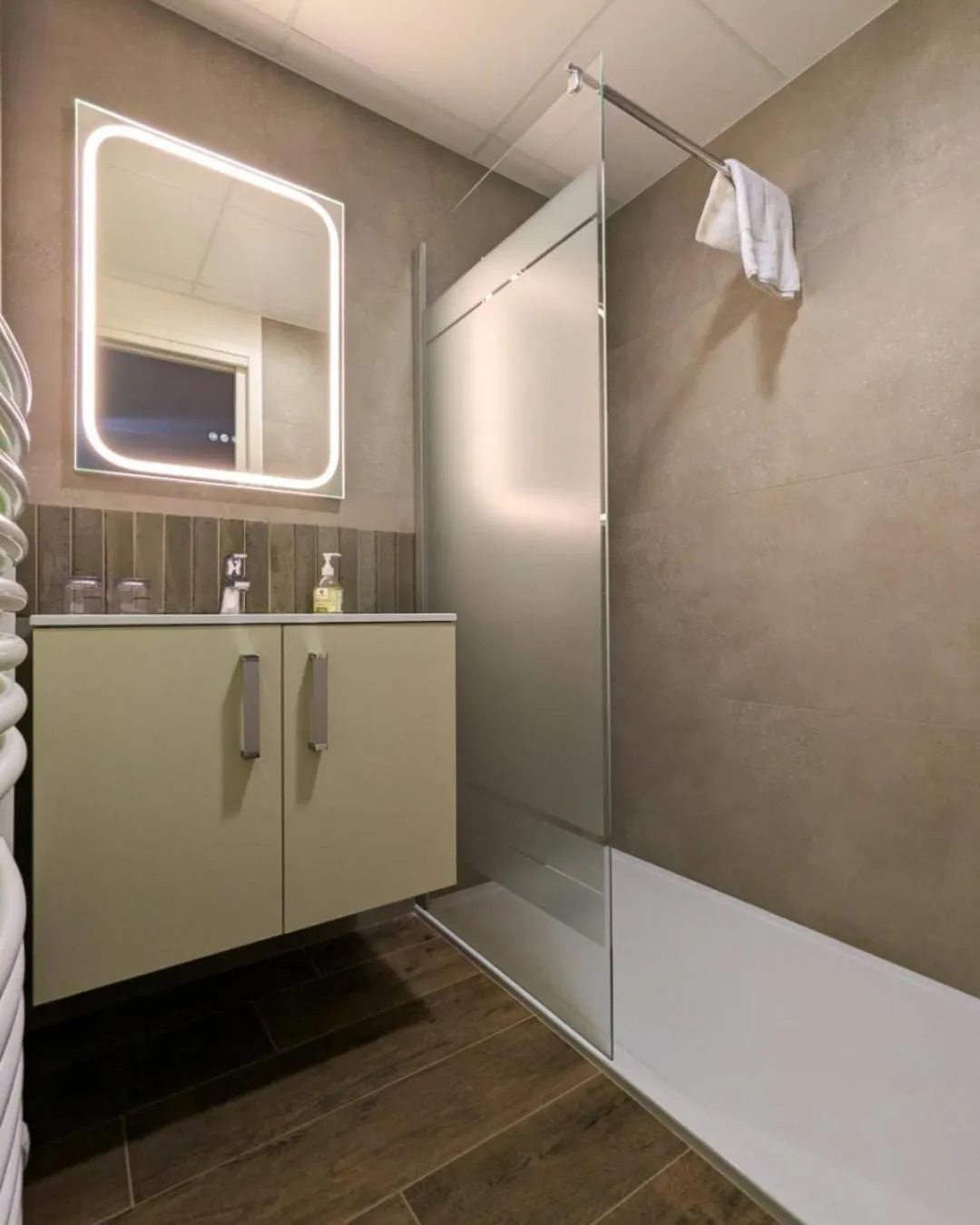 Bathroom in The Originals City, Hôtel La Verriaire, Cholet Sud