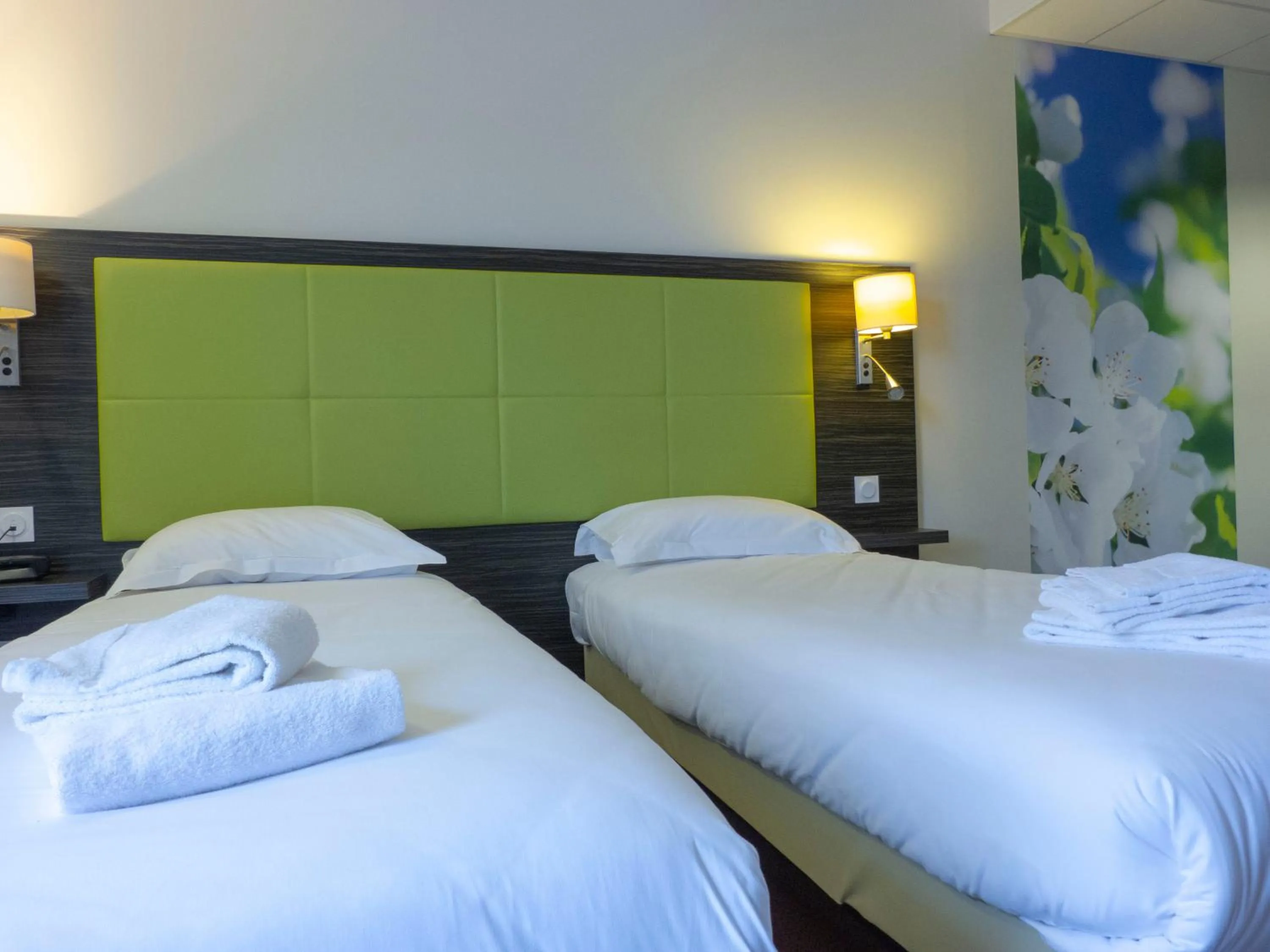 Bedroom, Bed in The Originals City, Hôtel La Verriaire, Cholet Sud