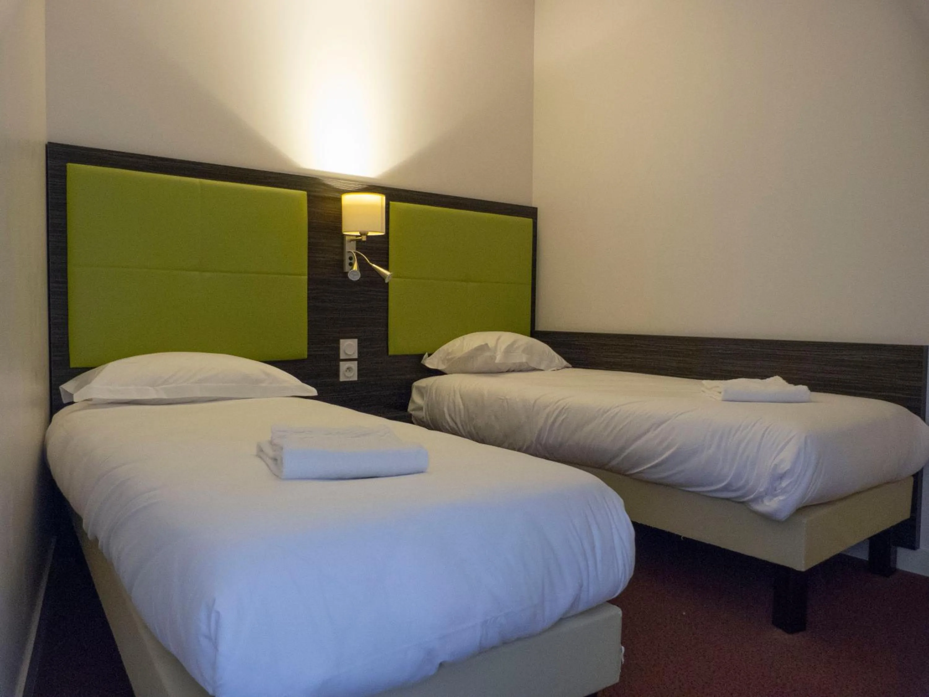 Bedroom, Bed in The Originals City, Hôtel La Verriaire, Cholet Sud