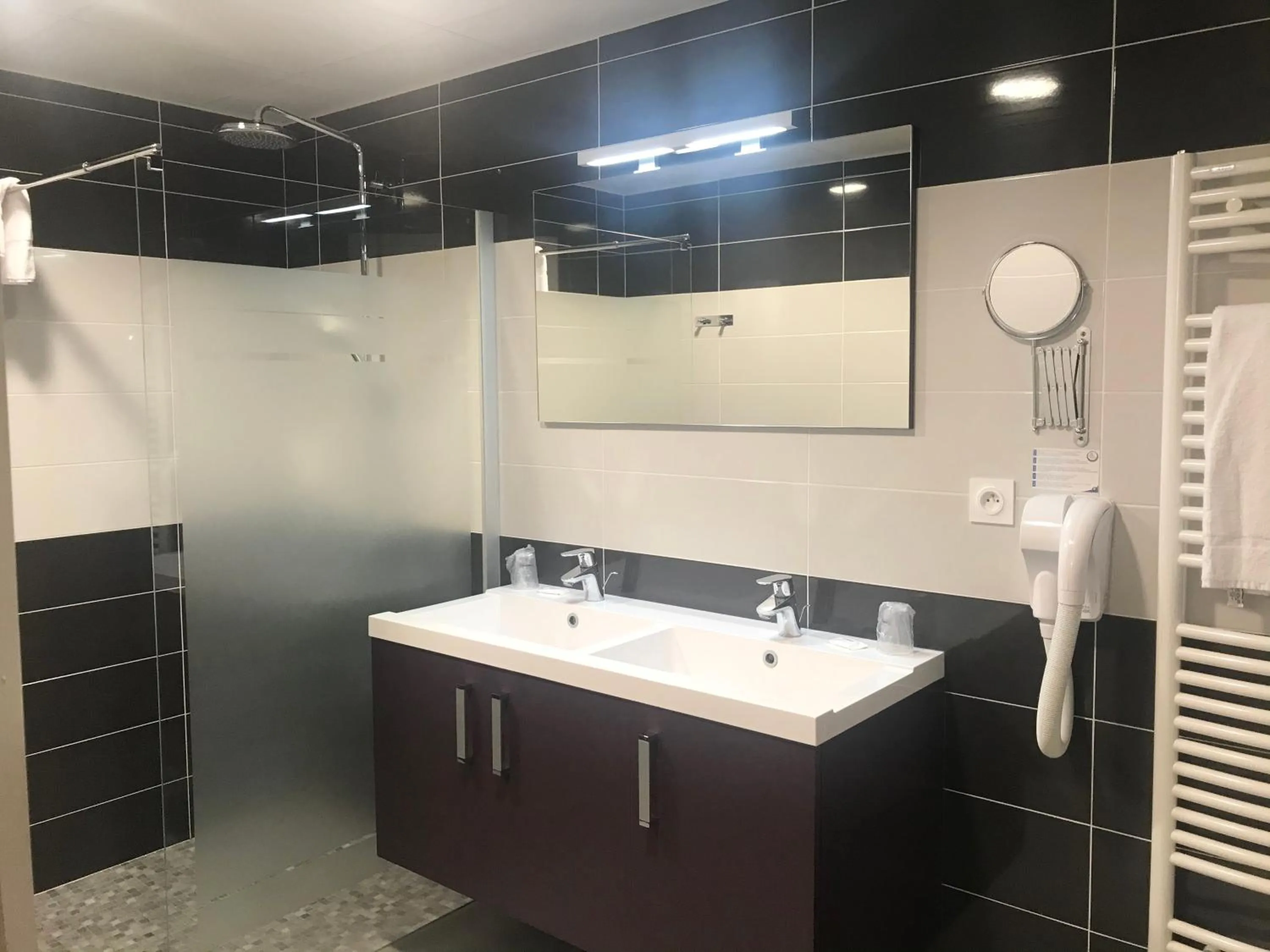 Shower in The Originals City, Hôtel La Verriaire, Cholet Sud