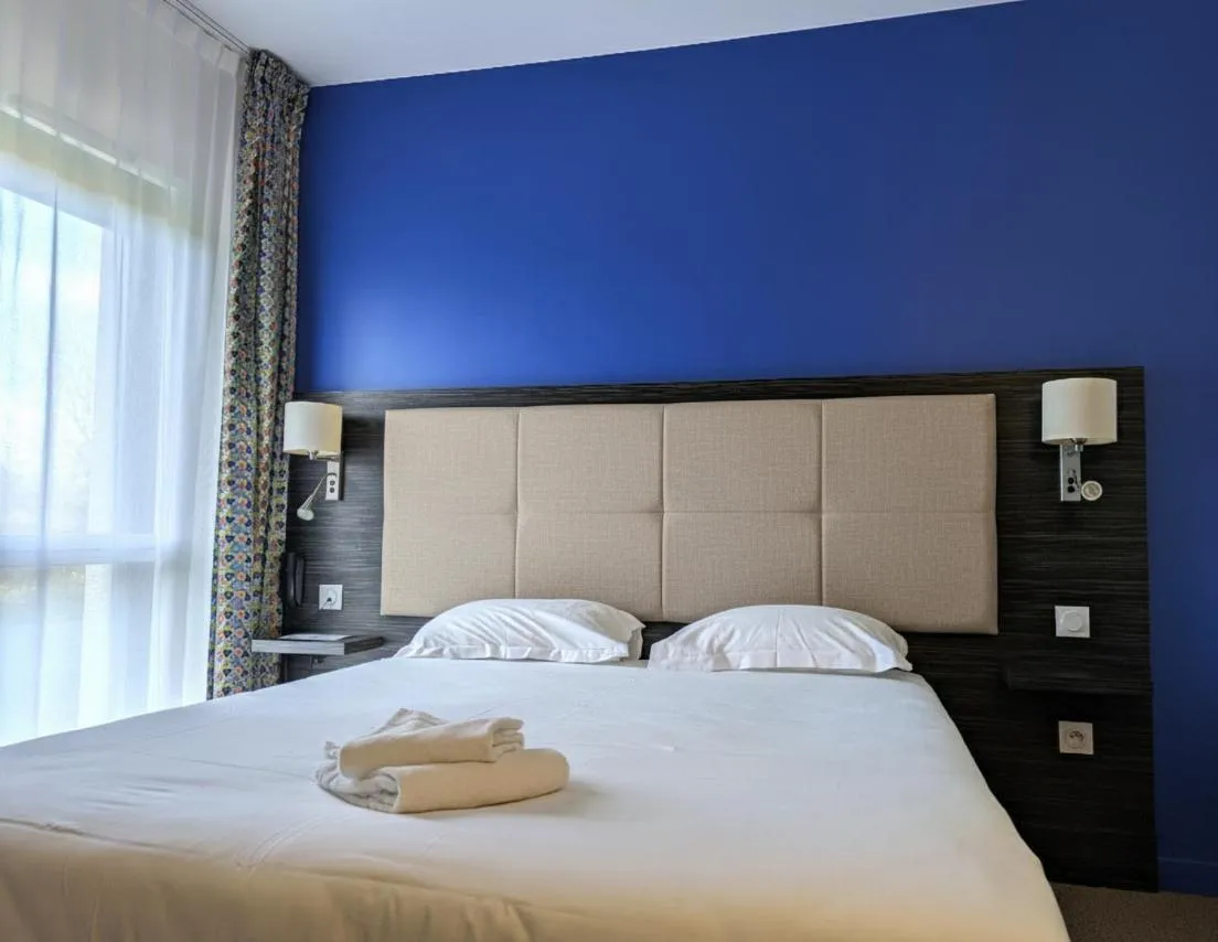 Bedroom, Bed in The Originals City, Hôtel La Verriaire, Cholet Sud