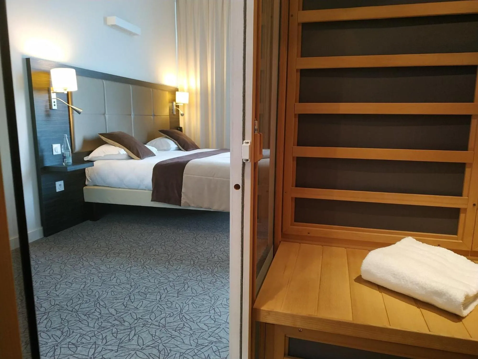 Sauna, Bed in The Originals City, Hôtel La Verriaire, Cholet Sud