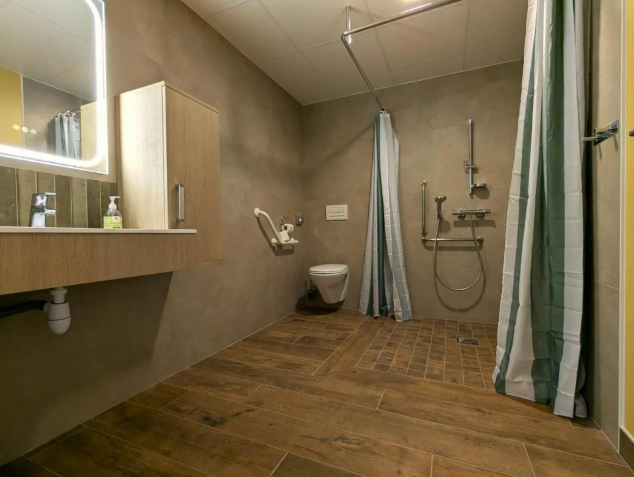 Bathroom in The Originals City, Hôtel La Verriaire, Cholet Sud