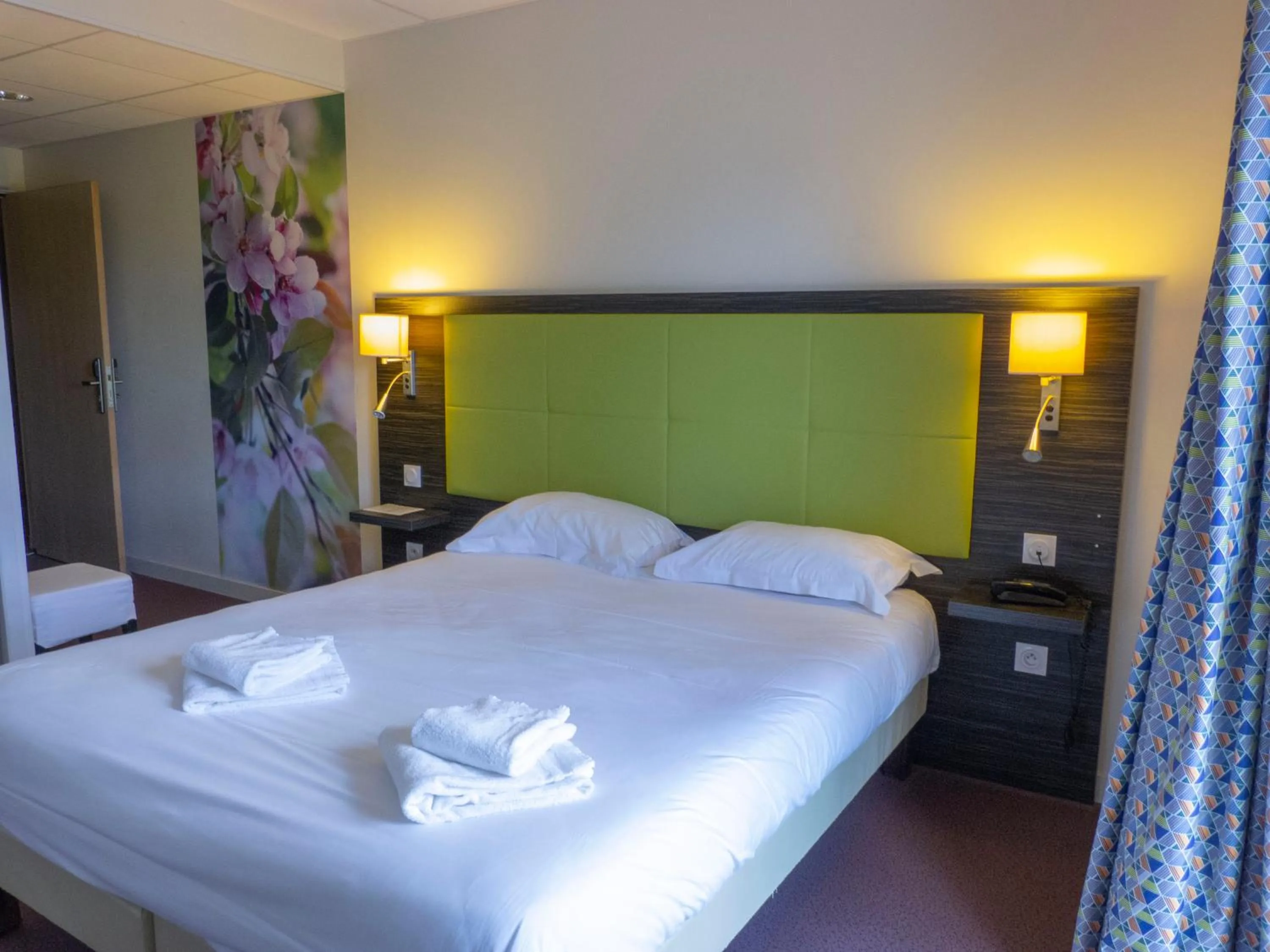 Bedroom, Bed in The Originals City, Hôtel La Verriaire, Cholet Sud