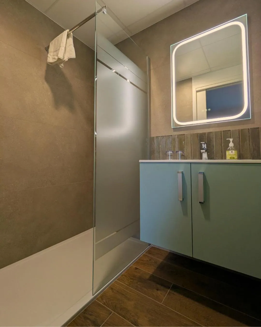 Bathroom in The Originals City, Hôtel La Verriaire, Cholet Sud