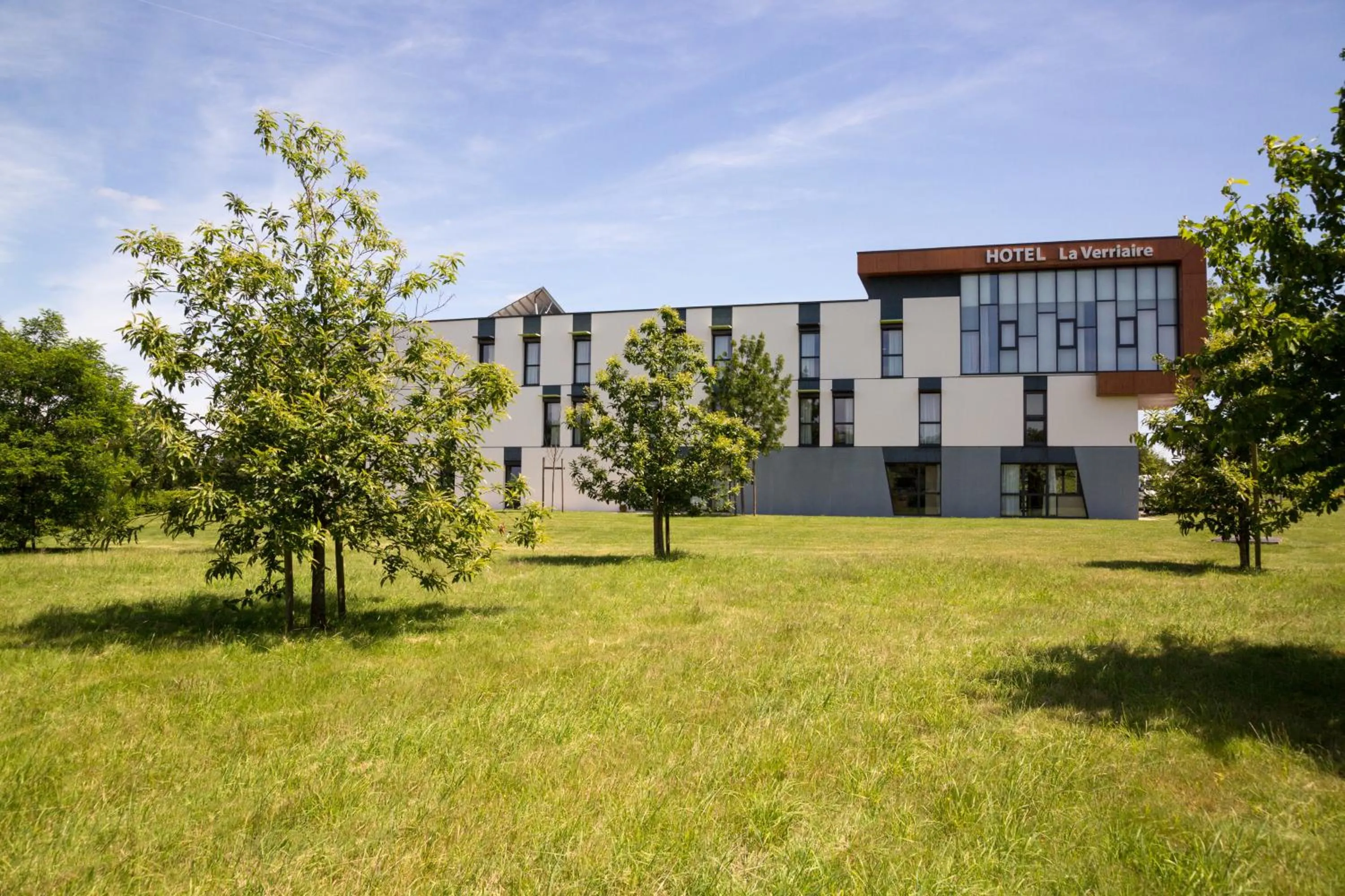 Facade/entrance in The Originals City, Hôtel La Verriaire, Cholet Sud