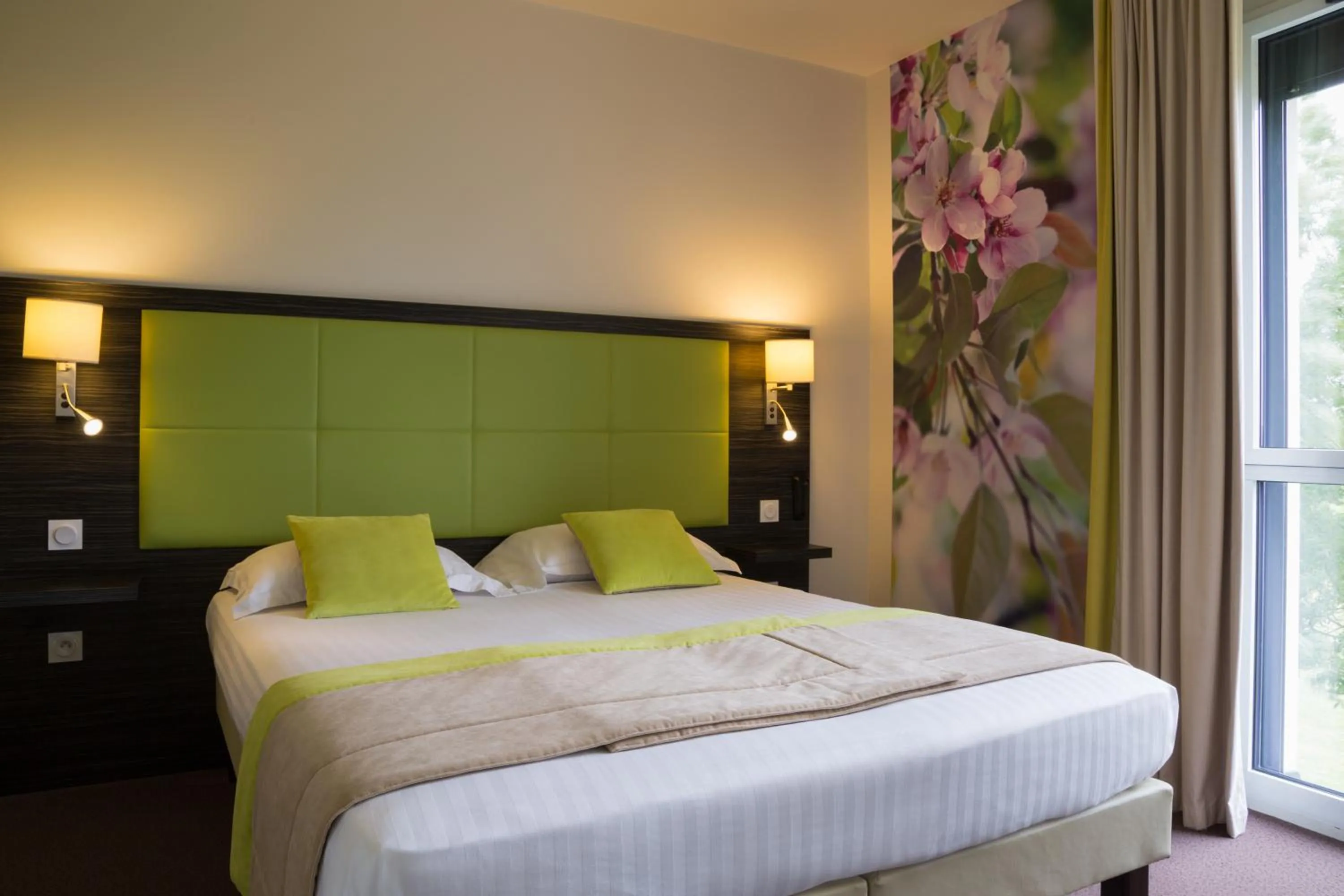 Bedroom, Bed in The Originals City, Hôtel La Verriaire, Cholet Sud