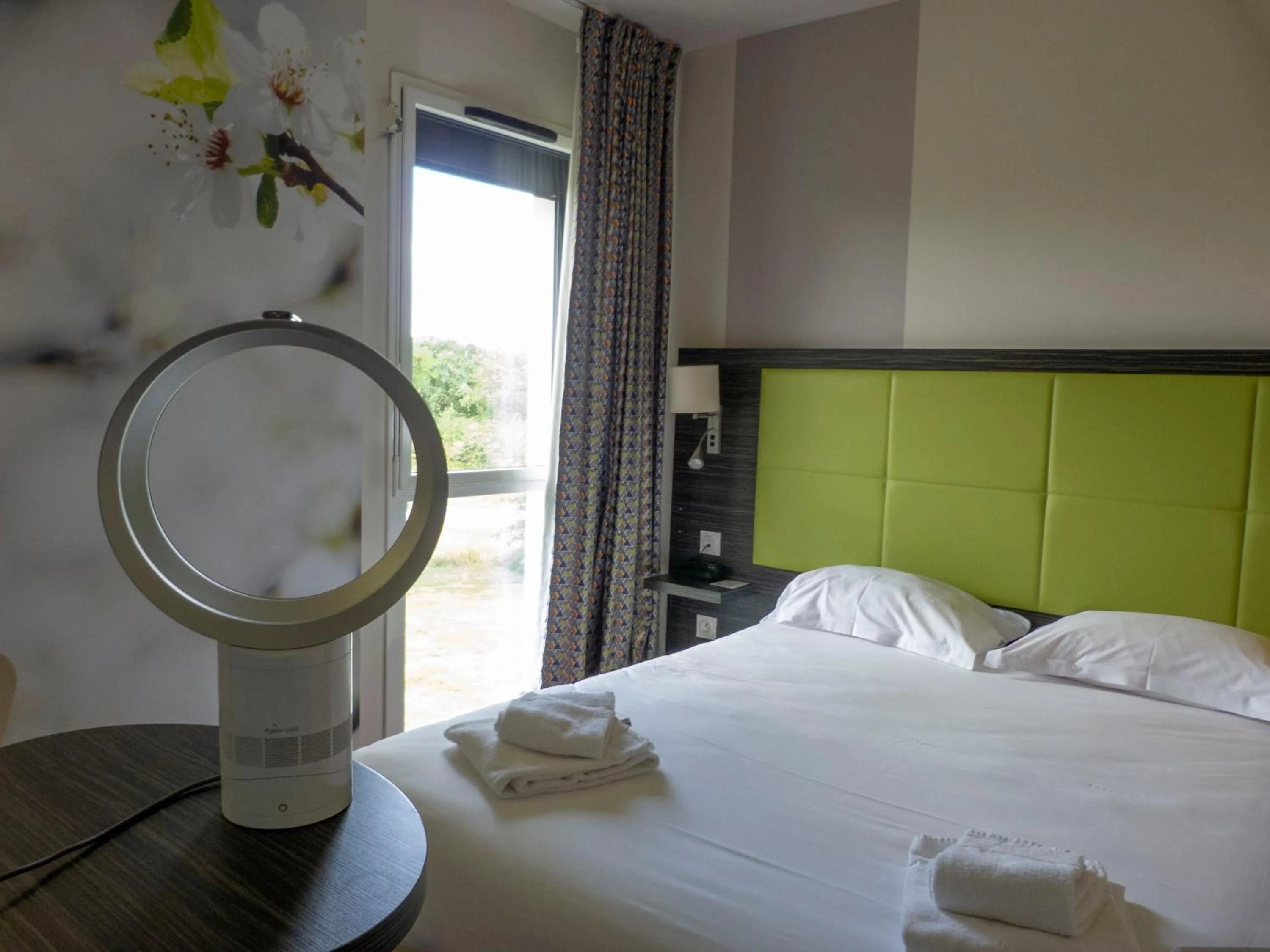 Bedroom, Bed in The Originals City, Hôtel La Verriaire, Cholet Sud