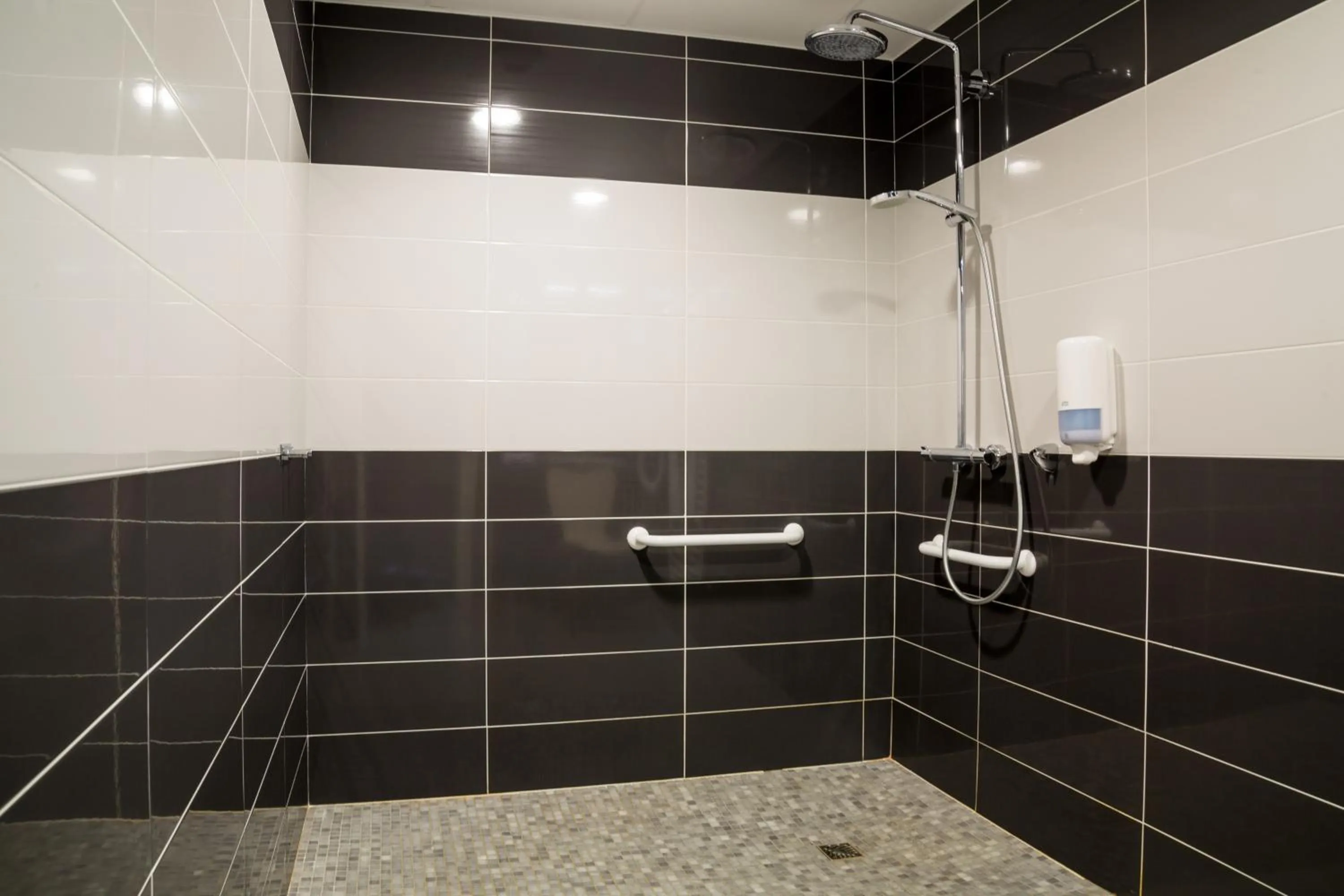 Bathroom in The Originals City, Hôtel La Verriaire, Cholet Sud