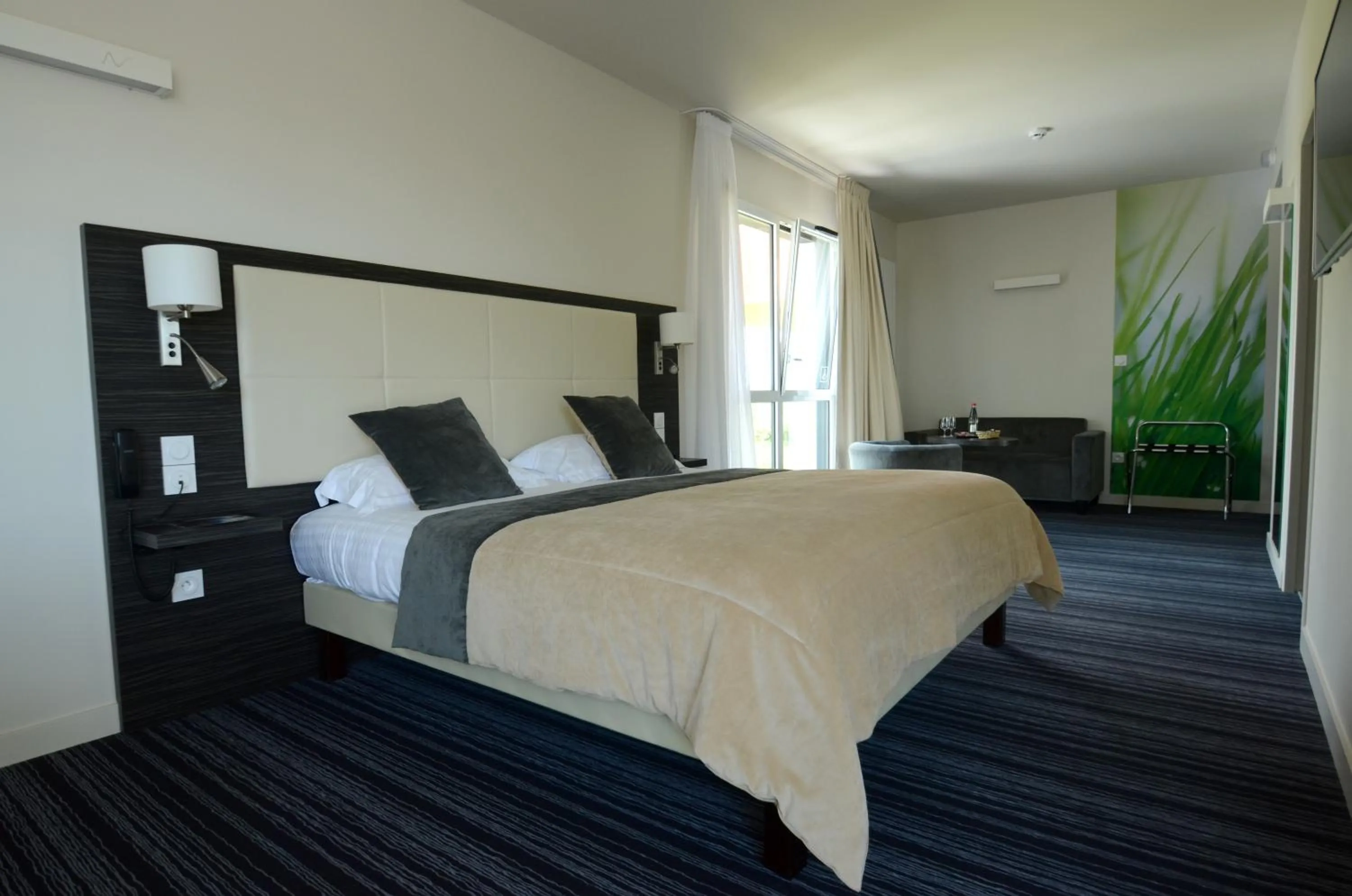 Photo of the whole room, Bed in The Originals City, Hôtel La Verriaire, Cholet Sud